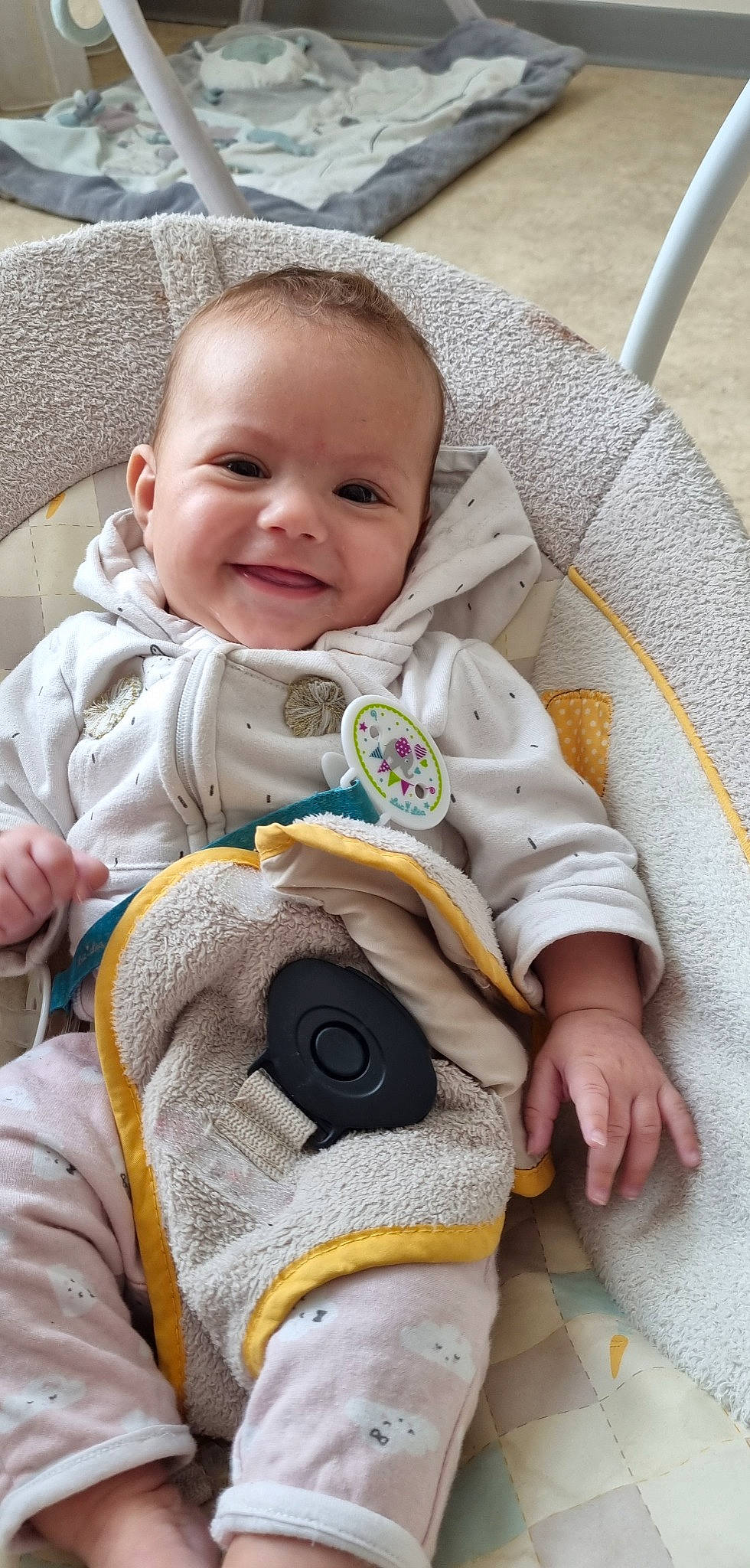 Chayma a rejoint le concours — aidez-le/la à gagner de superbes lots ! baby, baby_products, baby_safety, baby_toddler_clothing, beauty, cheek, child, comfort, face, facial_expression, head, iris, joy, linens, person, product, skin, sleeve, smile, textile