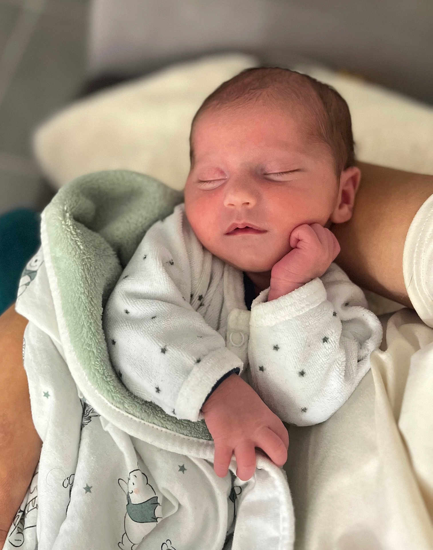 Elyo participe au concours pour gagner de l'argent avec cette photo : baby, newborn, sleeping, blanket, arms, person, clothing, soft_focus, infant, cute, peaceful, resting, wrapped, cozy, indoors, portrait, hand, sleep, warm, comfort
