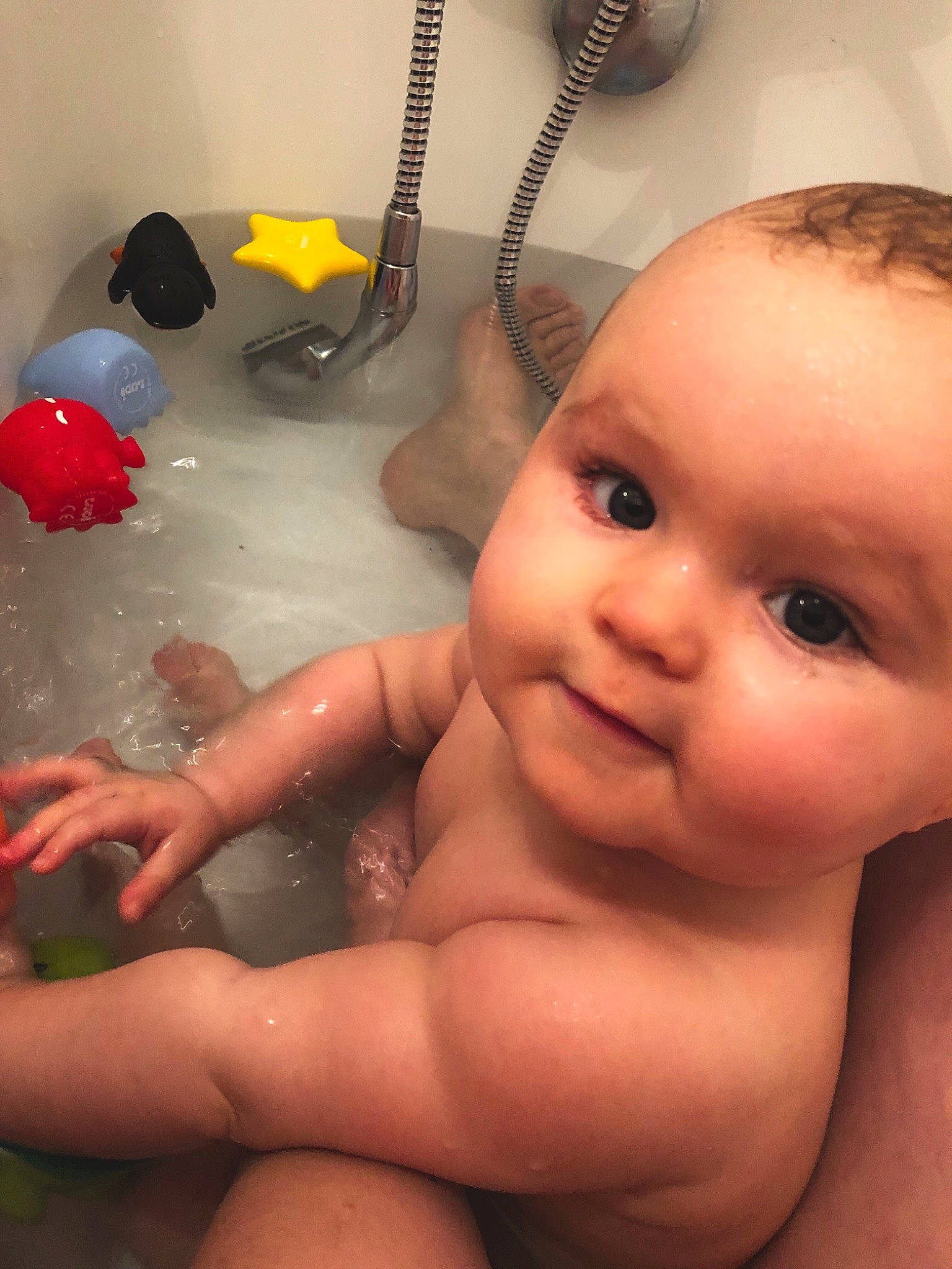 Maddy participe au concours pour gagner de l'argent avec cette photo : baby, baby_bathing, bathing, bathtub, cheek, child, eye, eyebrow, face, finger, forehead, hand, head, lip, mouth, nose, person, skin, stomach, thumb