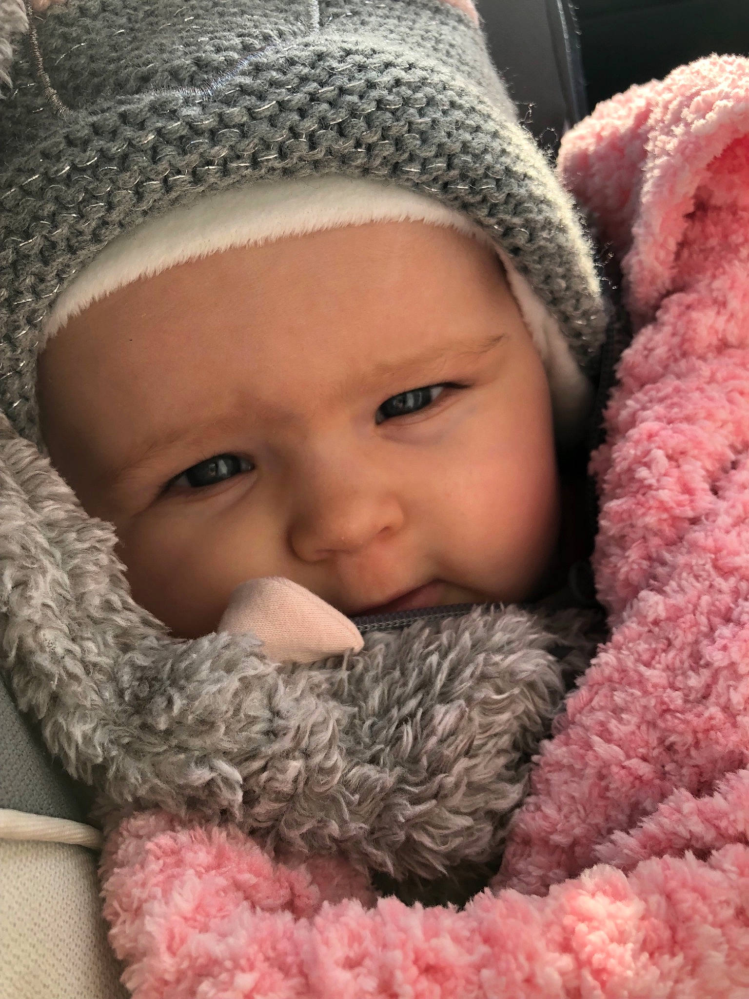 Maddy a rejoint le concours — aidez-le/la à gagner de superbes lots ! baby, beanie, cheek, child, chin, close_up, crochet, eye, face, fur, head, headgear, knit_cap, knitting, lip, nose, person, pink, skin, toddler