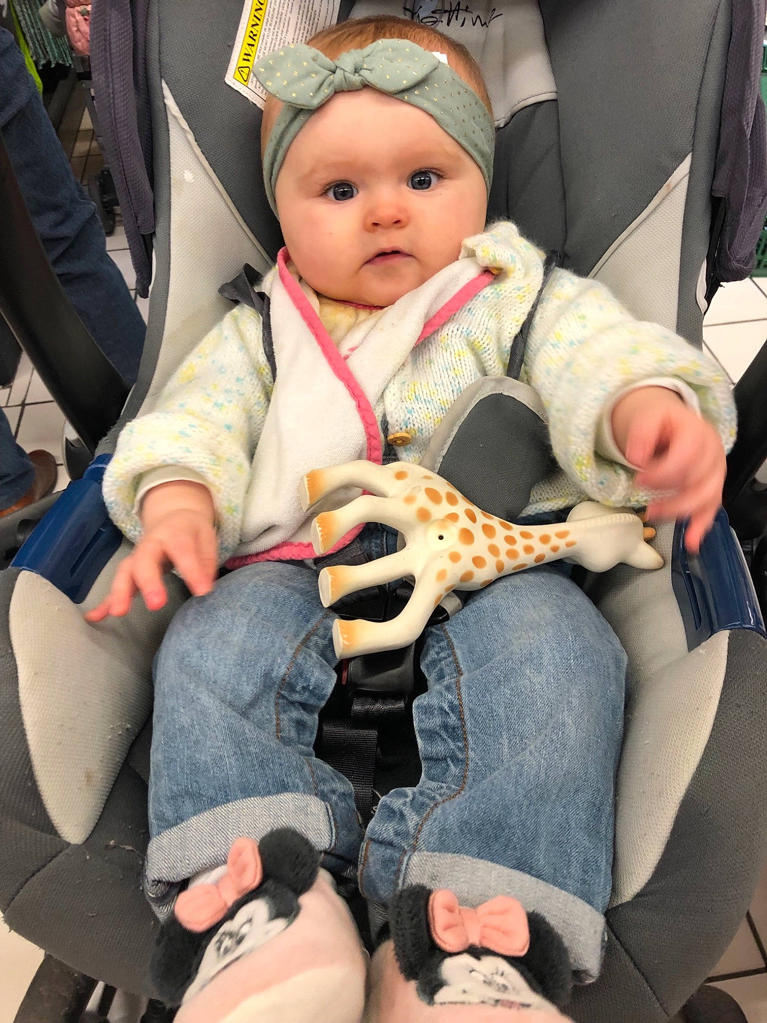 Maddy a rejoint le concours — aidez-le/la à gagner de superbes lots ! baby, car_seat, child, finger, person, sitting, toddler