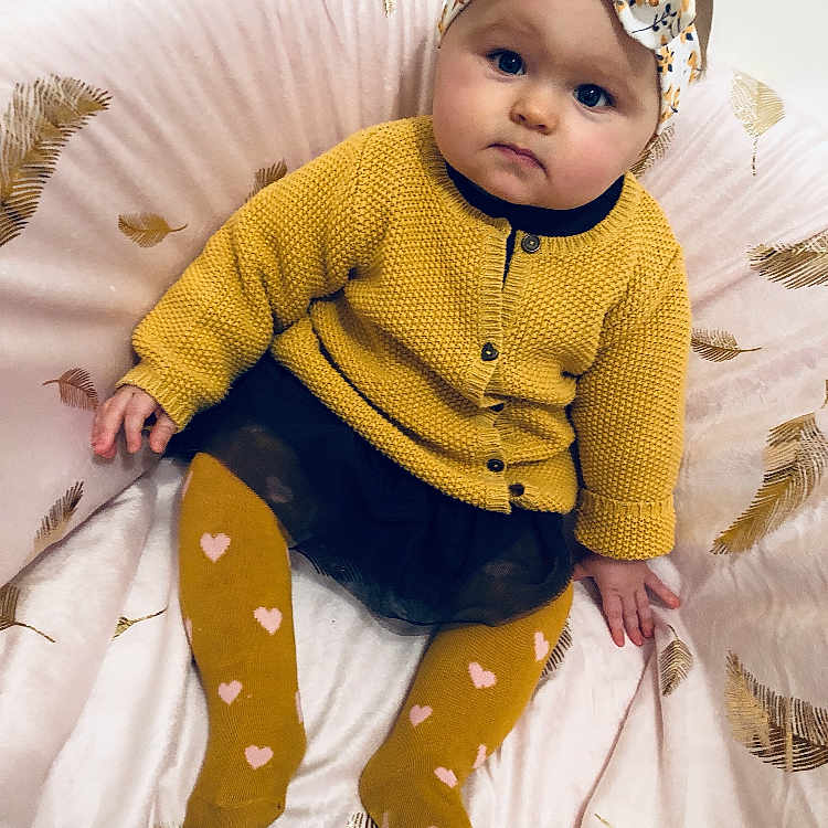 Maddy participe au concours pour gagner de l'argent avec cette photo : baby, baby_toddler_clothing, cheek, child, child_model, hair_accessory, person, skin, smile, toddler, yellow