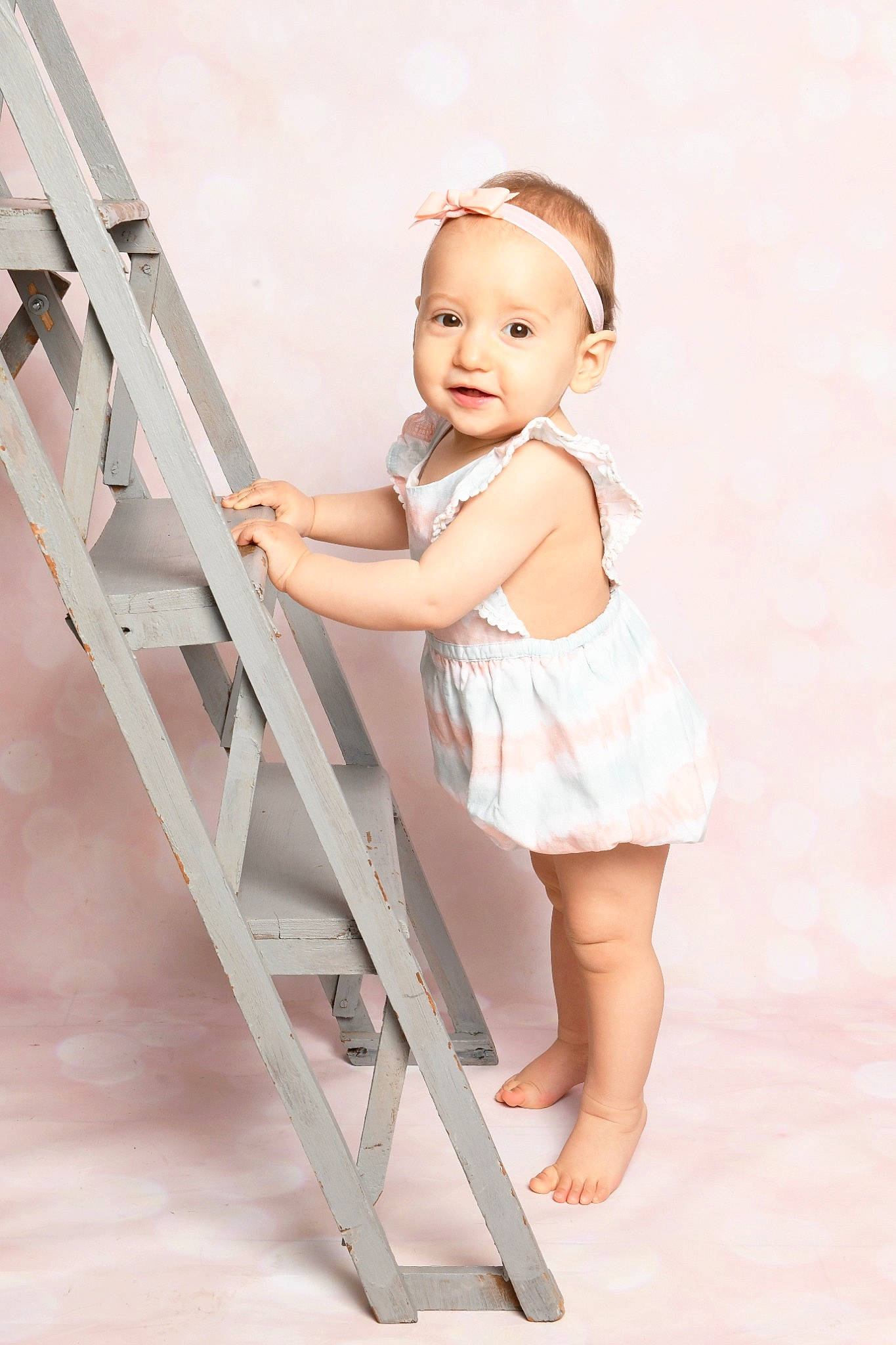 Julia participe au concours pour gagner de l'argent avec cette photo : abdomen, baby, baby_toddler_clothing, barefoot, elbow, fashion_design, flash_photography, happy, human_body, human_leg, knee, leg, person, shorts, sleeve, smile, stairs, thigh, toddler, waist