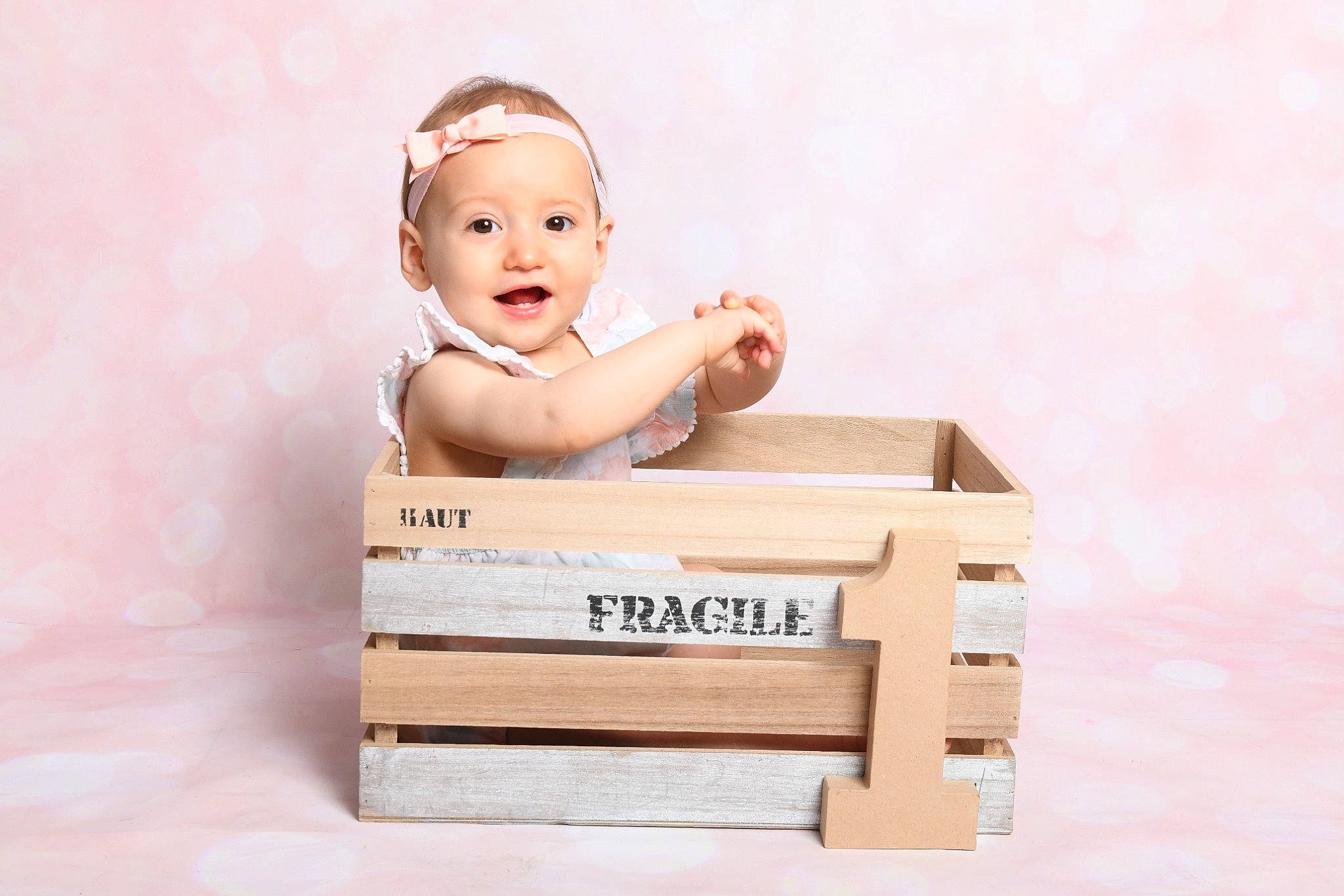 Julia participe au concours pour gagner de l'argent avec cette photo : baby, baby_playing_with_toys, baby_toddler_clothing, box, child, eyelash, font, foot, happy, hardwood, packing_materials, paper_product, person, rectangle, room, sitting, smile, table, toddler, toy