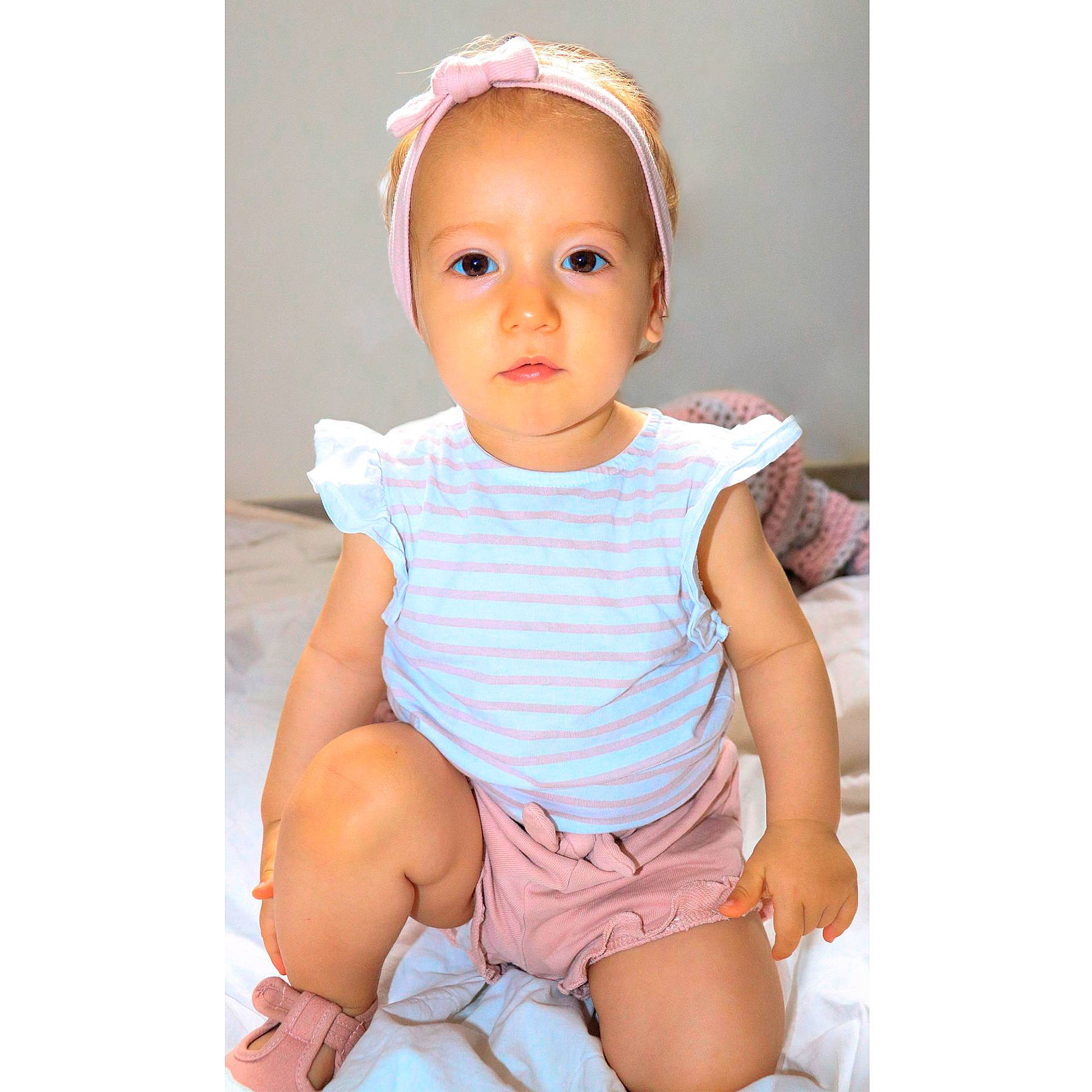 Julia participe au concours pour gagner de l'argent avec cette photo : baby, baby_toddler_clothing, cheek, collar, dress_shirt, face, happy, head, human_body, human_leg, iris, neck, pattern, person, pink, skin, sleeve, stomach, thigh, thumb