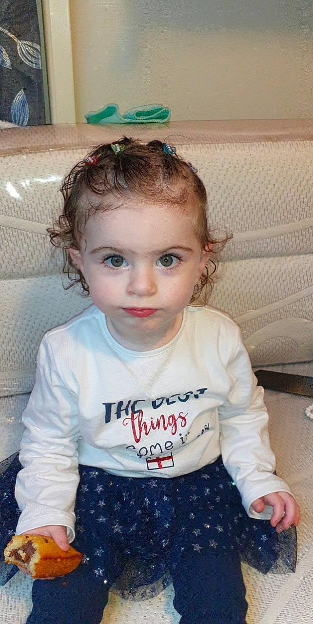 Ilona participe au concours pour gagner de l'argent avec cette photo : baby, baby_toddler_clothing, beauty, blond, cheek, child, clothing, couch, eyelash, face, facial_expression, hairstyle, happy, head, iris, person, skin, sleeve, t_shirt, toddler