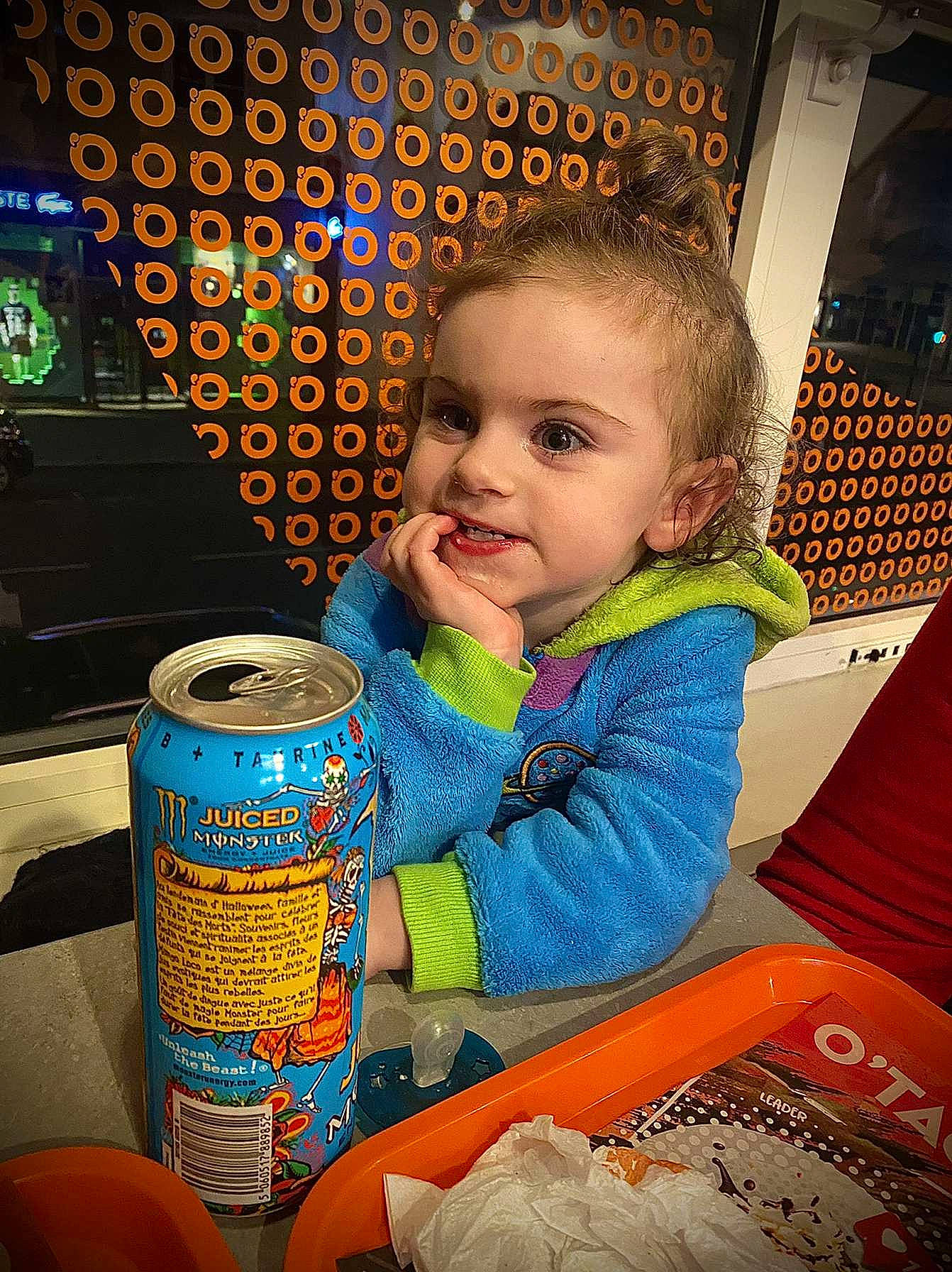 Ilona participe au concours pour gagner de l'argent avec cette photo : aluminum_can, baby, baby_toddler_clothing, beverage_can, canning, child, drink, drinking, drinkware, electric_blue, fun, hairstyle, happy, junk_food, person, sitting, smile, soft_drink, tin, tin_can