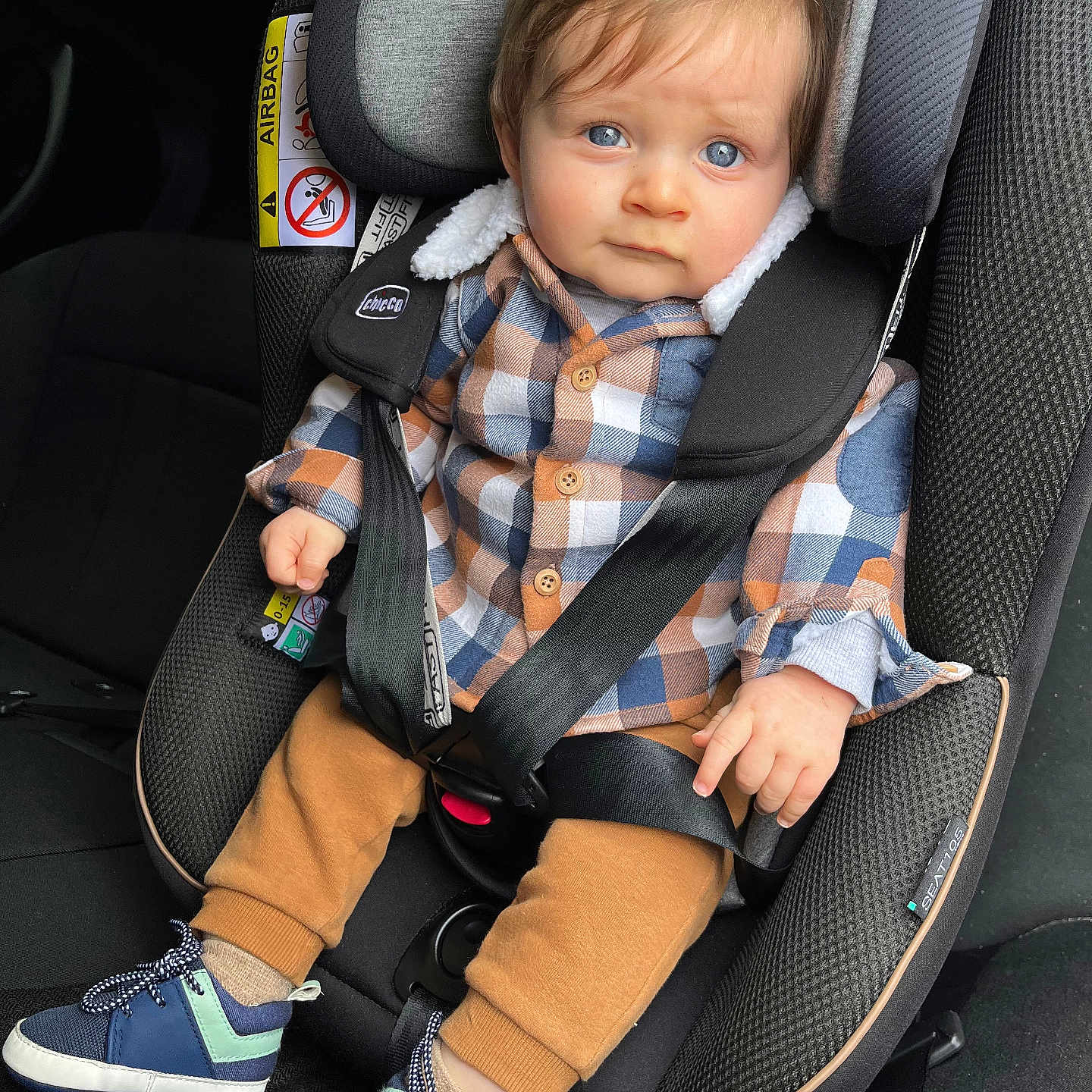 Cesar a rejoint le concours — aidez-le/la à gagner de superbes lots ! baby, child, car_seat, blue_eyes, plaid_shirt, mustard_pants, sneakers, seatbelt, sitting, infant, car_interior, clothing, cute, portrait, young_child, safety, seat, straps, looking_at_camera, casual_wear