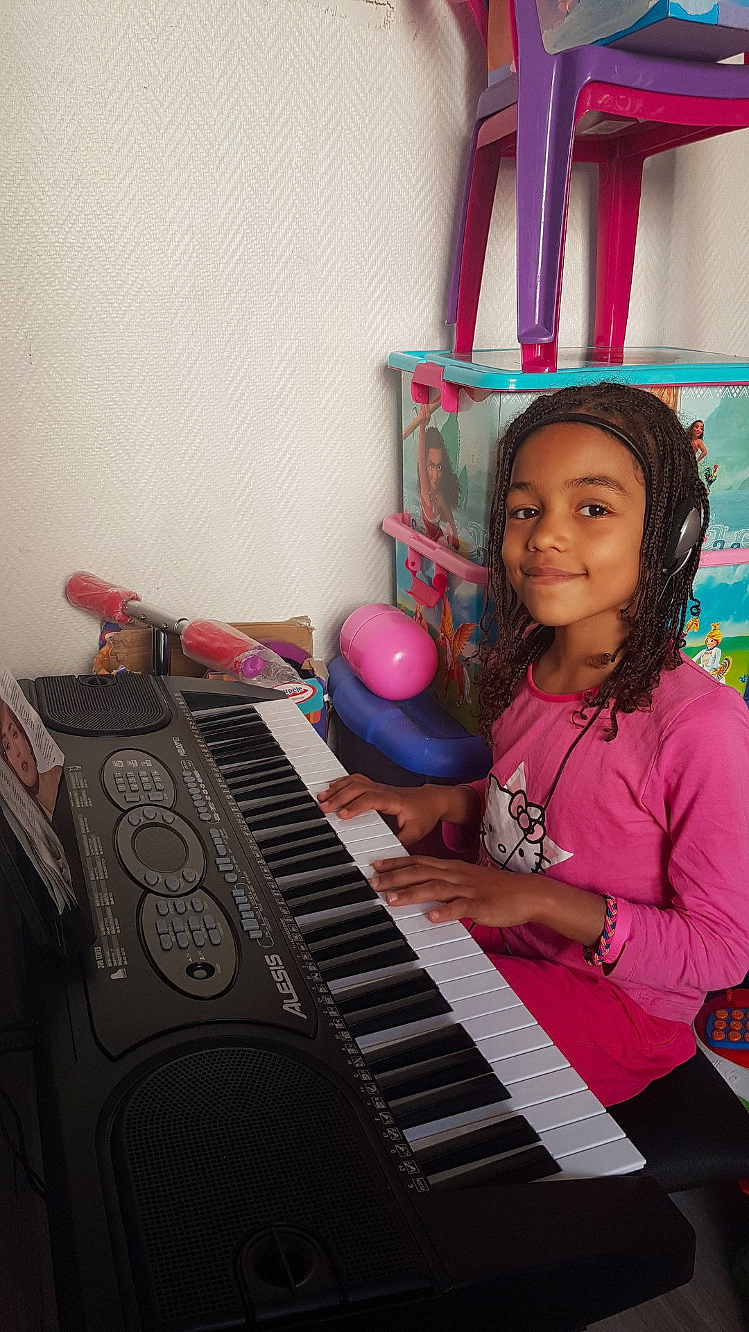Lydia a rejoint le concours — aidez-le/la à gagner de superbes lots ! child, digital_piano, electronic_device, electronic_instrument, fun, girl, keyboard, music, musical_instrument, musical_keyboard, person, pink, technology