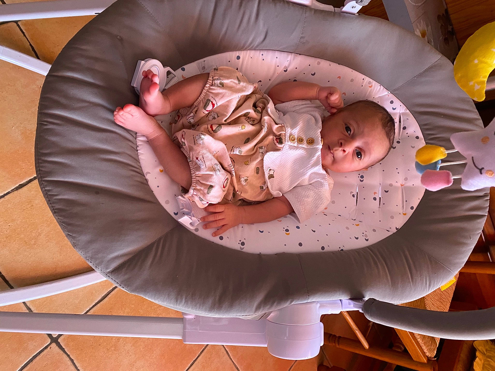 Kalie a rejoint le concours — aidez-le/la à gagner de superbes lots ! baby, baby_products, baby_safety, baby_toddler_clothing, child, comfort, design, eye, hat, head, pattern, peach, person, room, sitting, toddler