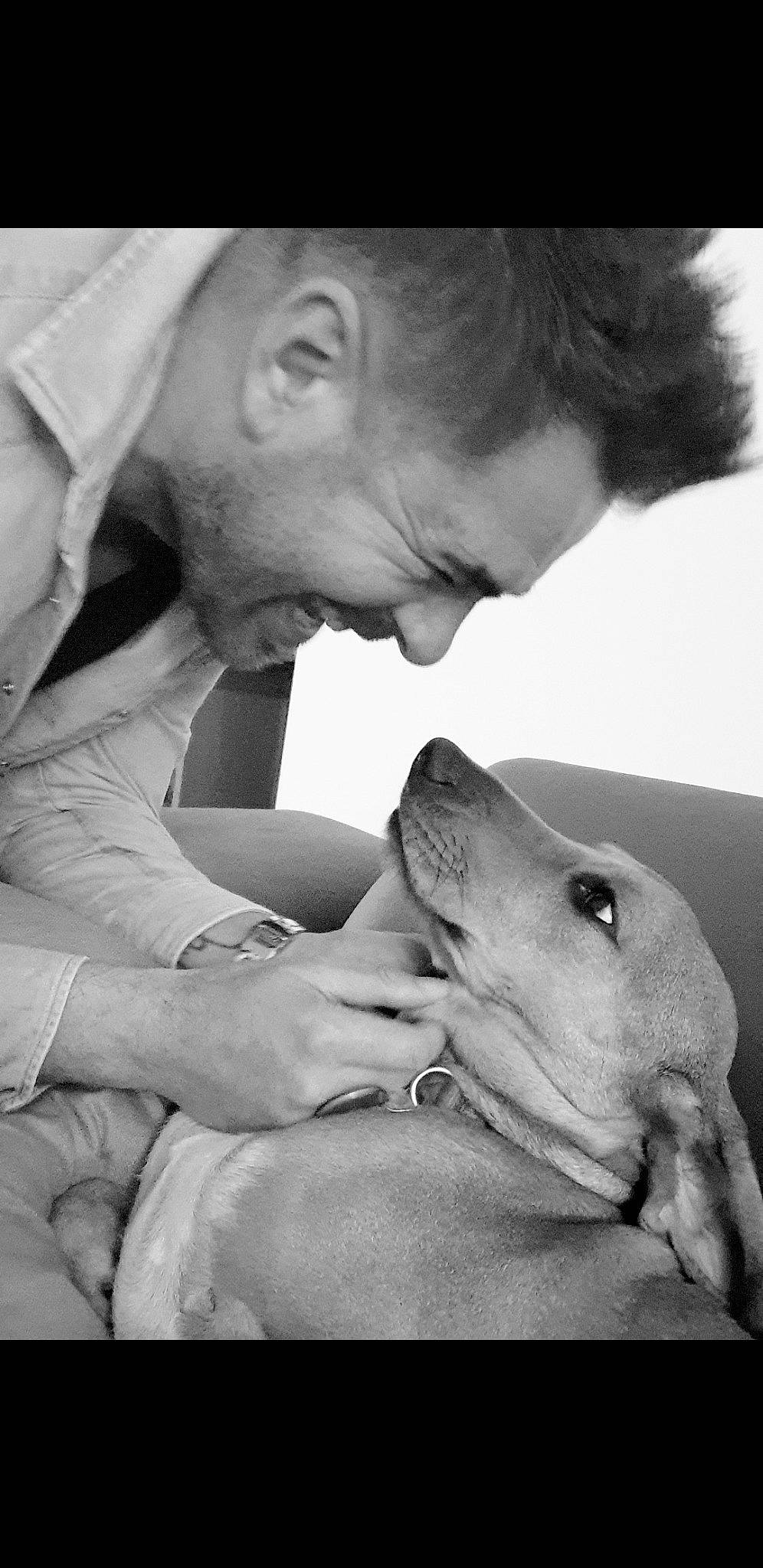 Cookie participe au concours pour gagner de l'argent avec cette photo : black_and_white, carnivore, child, comfort, companion_dog, dog, dog_breed, elbow, flash_photography, gesture, happy, love, monochrome, monochrome_photography, photograph, sitting, snapshot, stock_photography, style, working_animal