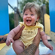 Kataleya a rejoint le concours — aidez-le/la à gagner de superbes lots ! arms, baby, child, cute, fun, hair, happy, head, infant, joy, laughing, outdoor, person, playground, skin, slide, smile, summer, tattoo, yellow_clothing
