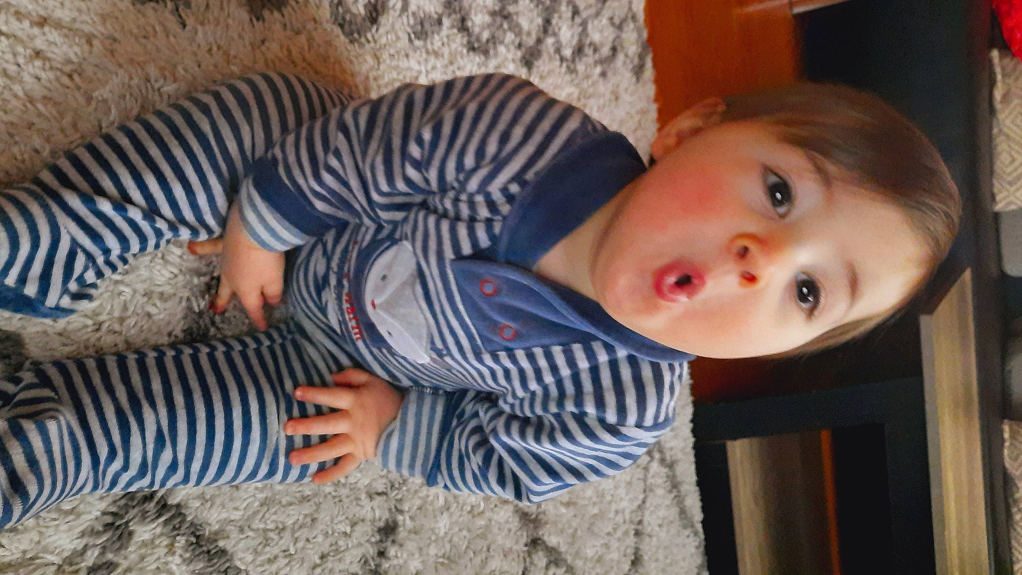 Sandro participe au concours pour gagner de l'argent avec cette photo : baby, baby_toddler_clothing, cheek, child, comfort, fun, head, human_body, human_leg, mouth, nose, pattern, person, sitting, skin, sleeve, surprise, thumb, toddler, tree