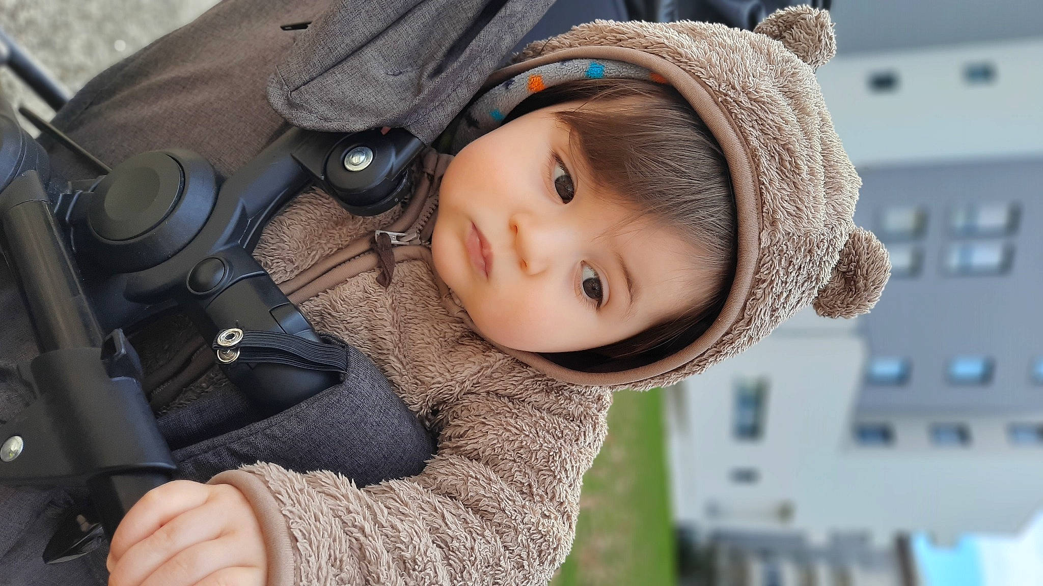Sandro a rejoint le concours — aidez-le/la à gagner de superbes lots ! baby, cap, child, close_up, cool, fashion_accessory, grass, happy, hat, headgear, lip, nose, outerwear, person, photograph, photographer, skin, street_fashion, sun_hat, toddler