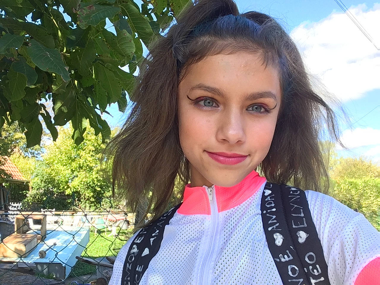 Samia a rejoint le concours — aidez-le/la à gagner de superbes lots ! beauty, black_hair, brown_hair, eyebrow, face, fashion_accessory, forehead, hair, hair_coloring, hairstyle, lip, long_hair, person, photography, selfie, smile, street_fashion