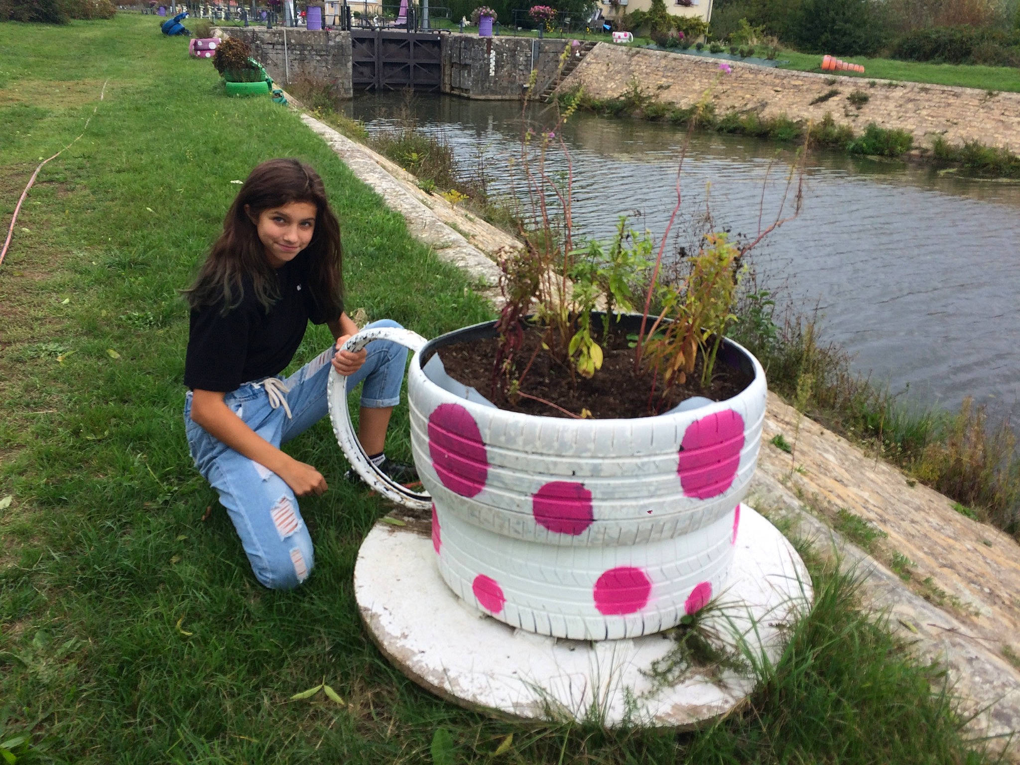 Samia a rejoint le concours — aidez-le/la à gagner de superbes lots ! botany, flower, flowerpot, garden, grass, person, plant, pond, tree, water