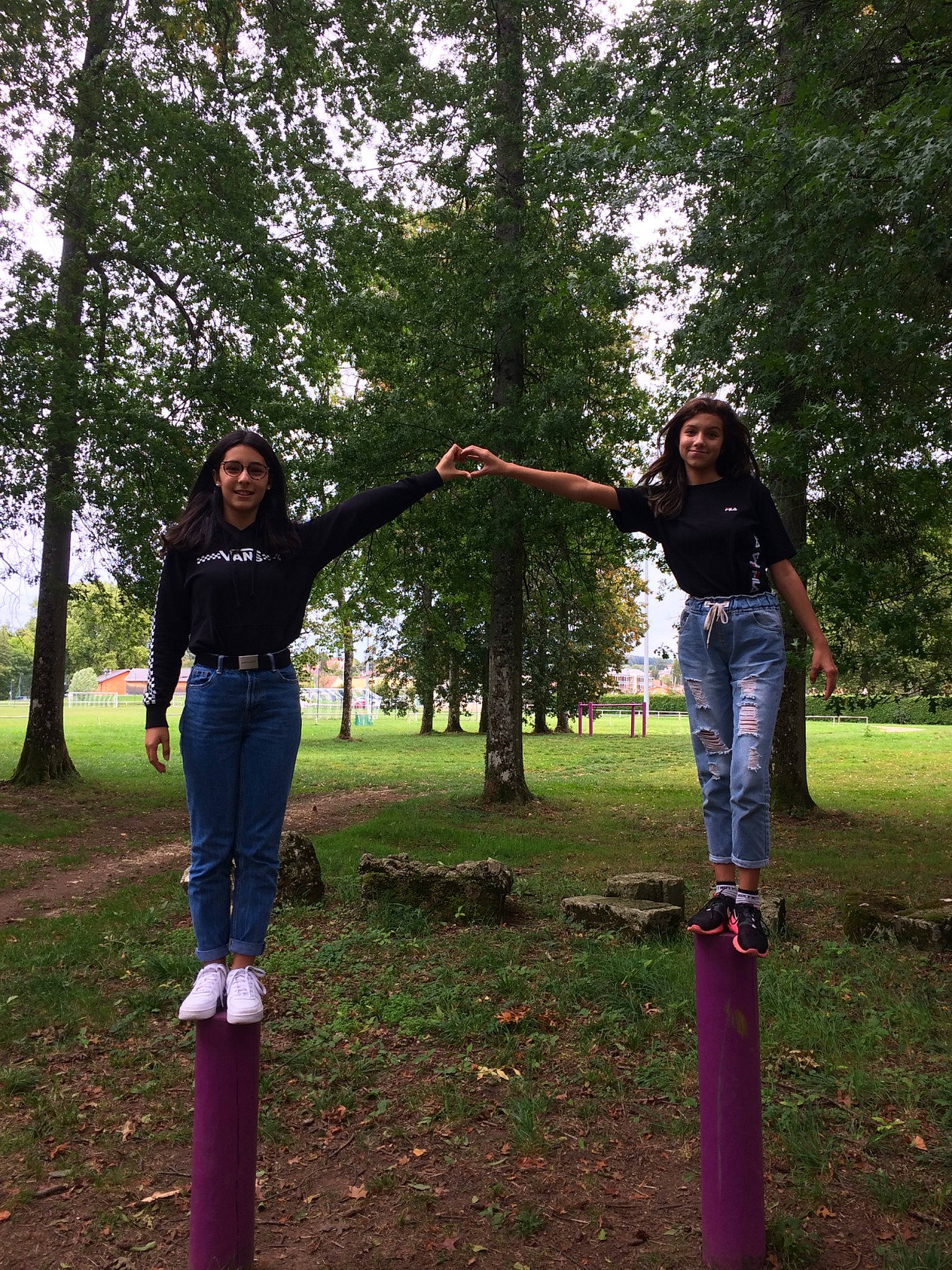 Samia participe au concours pour gagner de l'argent avec cette photo : botany, branch, fun, grass, joy, people_in_nature, person, plant, tree