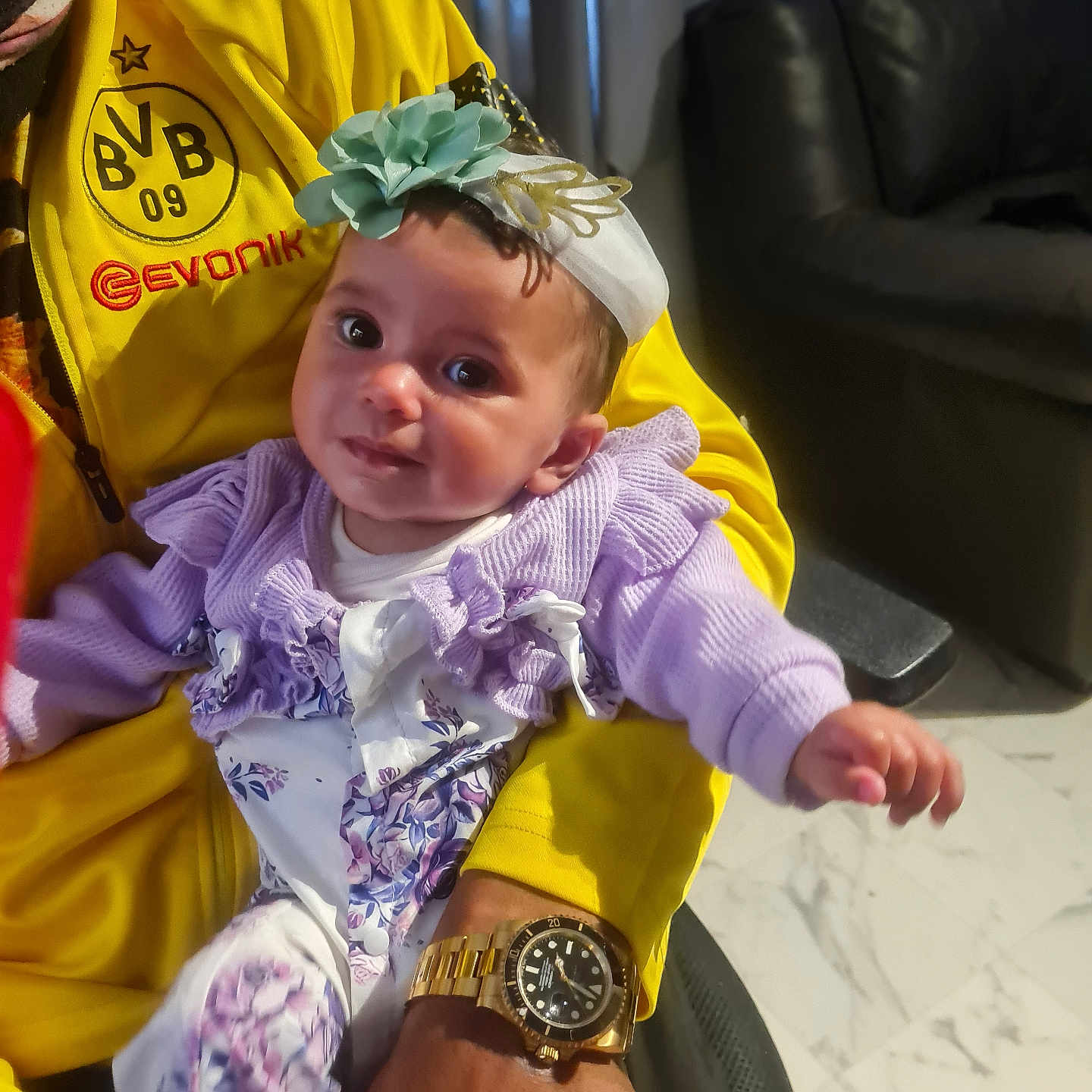 Jade a rejoint le concours — aidez-le/la à gagner de superbes lots ! accessories, arm, baby, bodypart, bonnet, clothing, coat, costume, couch, face, finger, furniture, hand, hat, head, person, photography, portrait, sitting, wristwatch