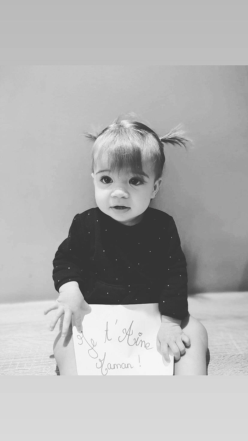 Nella a rejoint le concours — aidez-le/la à gagner de superbes lots ! baby_toddler_clothing, black_and_white, child, eye, flash_photography, fun, gesture, handwriting, happy, monochrome, monochrome_photography, person, portrait_photography, room, sitting, sleeve, standing, stock_photography, t_shirt, toddler