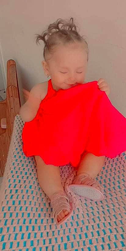 Jade participe au concours pour gagner de l'argent avec cette photo : baby_toddler_clothing, clothing, dress, eye, finger, hair, hairstyle, head, human_body, joint, knee, leg, neck, organ, person, pink, skin, sleeve, sportswear, thigh