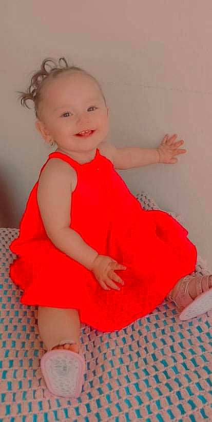 Jade participe au concours pour gagner de l'argent avec cette photo : arm, baby_toddler_clothing, child, dress, eye, face, finger, gesture, hair, happy, human_body, joy, neck, person, pink, skin, sleeve, smile, thigh, thumb