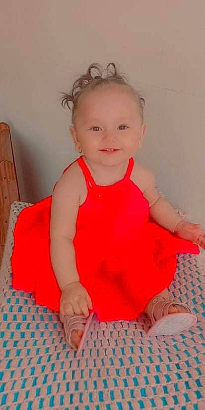 Jade a rejoint le concours — aidez-le/la à gagner de superbes lots ! arm, baby, baby_toddler_clothing, cheek, comfort, dress, eye, face, finger, hair, hand, happy, human_body, iris, joy, person, pink, skin, sleeve, smile