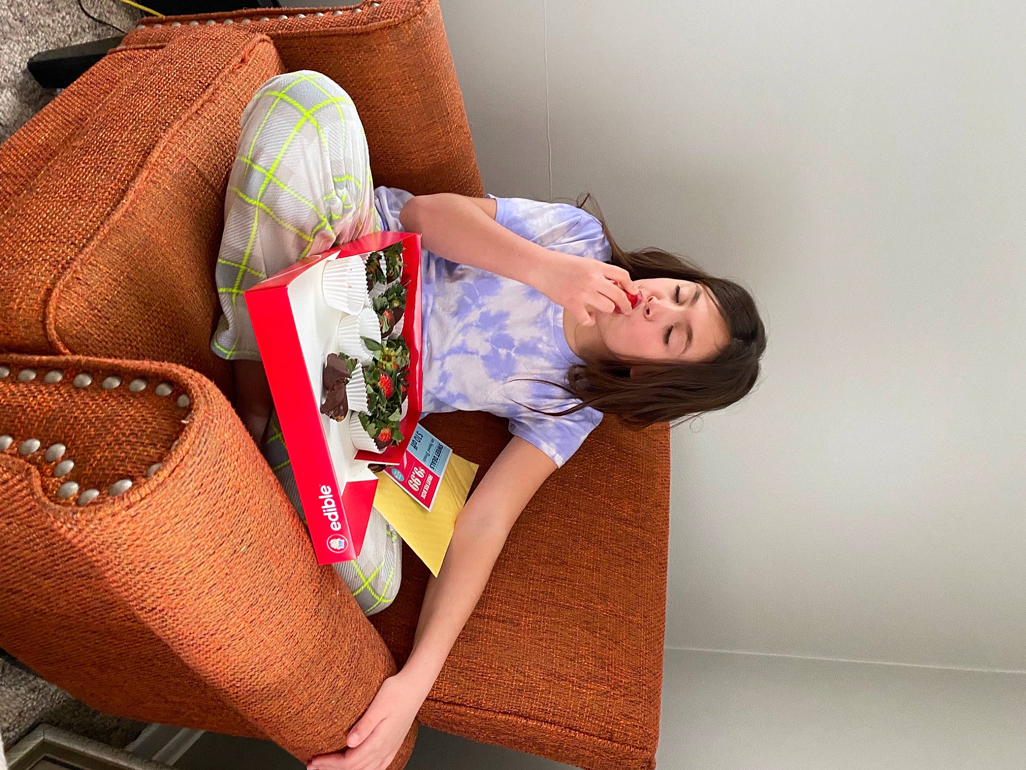 Brooklyn is registered to the contest to win money with this photo: abdomen, arm, comfort, elbow, finger, hand, headgear, human_body, joint, knee, leg, neck, person, shoulder, skin, sleeve, textile, thigh, trunk, waist