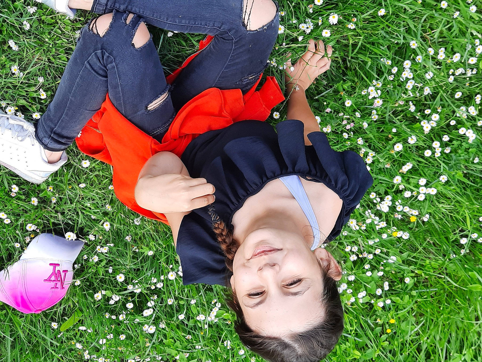 Abby a rejoint le concours — aidez-le/la à gagner de superbes lots ! beauty, botany, facial_expression, fun, gesture, grass, green, groundcover, happy, human_body, joy, lawn, leg, leisure, people_in_nature, person, petal, plant, recreation, smile