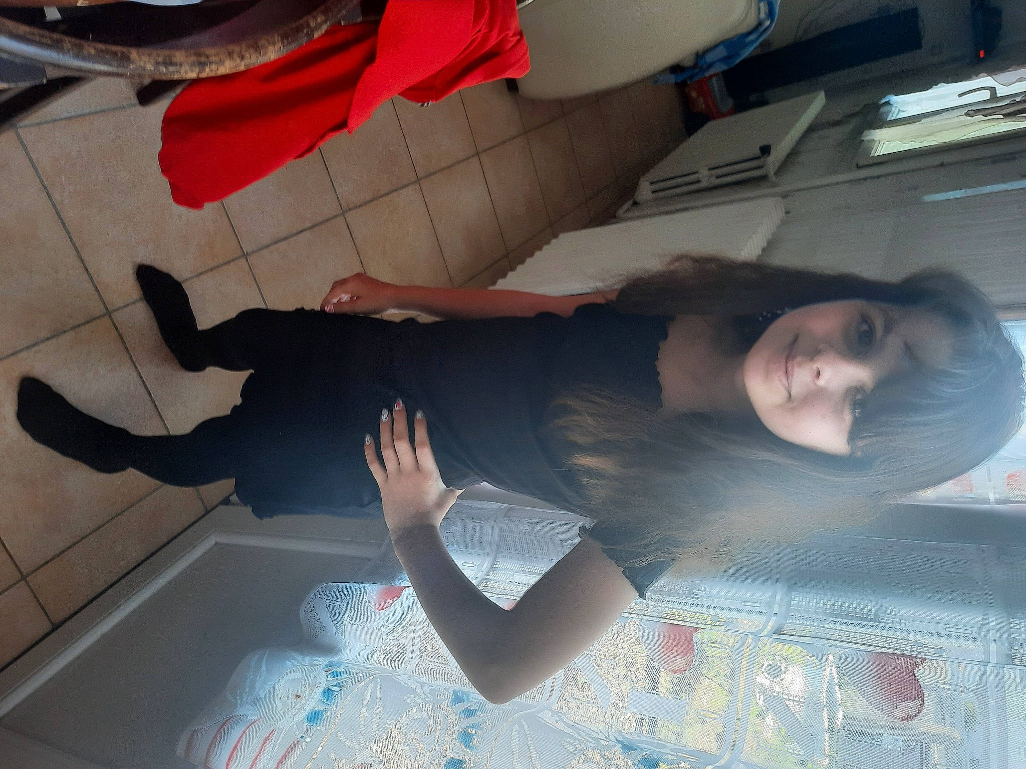 Abby a rejoint le concours — aidez-le/la à gagner de superbes lots ! arm, automotive_design, black_hair, comfort, cool, elbow, floor, flooring, fun, hand, human_leg, joint, joy, knee, leisure, mammal, mouth, person, thigh, vehicle_door