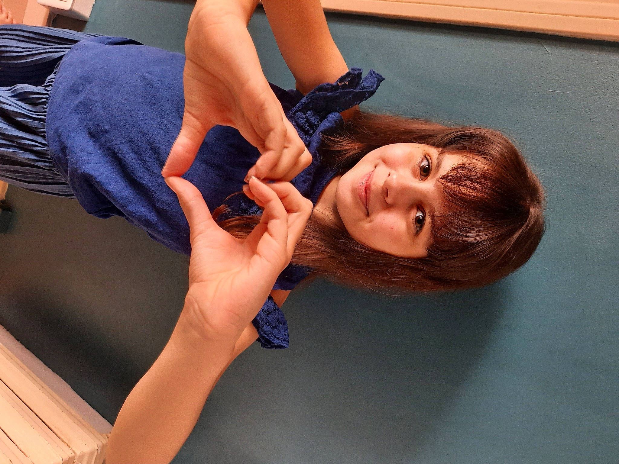 Abby a rejoint le concours — aidez-le/la à gagner de superbes lots ! arm, chest, comfort, dress, elbow, eyelash, finger, gesture, hand, joint, joy, knee, nail, neck, person, smile, thigh, thumb, trunk, waist