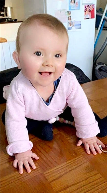 Romane a rejoint le concours — aidez-le/la à gagner de superbes lots ! baby, baby_toddler_clothing, cheek, child, finger, floor, flooring, happy, hardwood, iris, joy, person, sitting, skin, sleeve, smile, thumb, toddler, varnish, wood