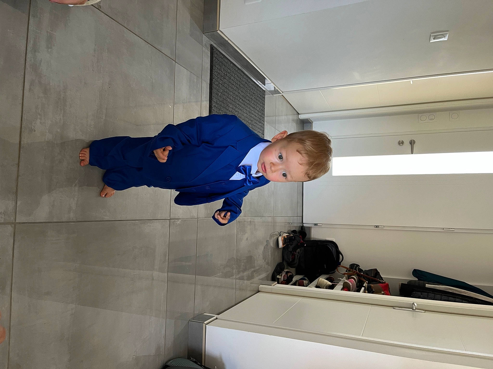 Robin a rejoint le concours — aidez-le/la à gagner de superbes lots ! automotive_exterior, bumper, ceiling, cleanliness, comfort, composite_material, elbow, electric_blue, jacket, person, recreation, room, sleeve, t_shirt, toddler, walking_shoe