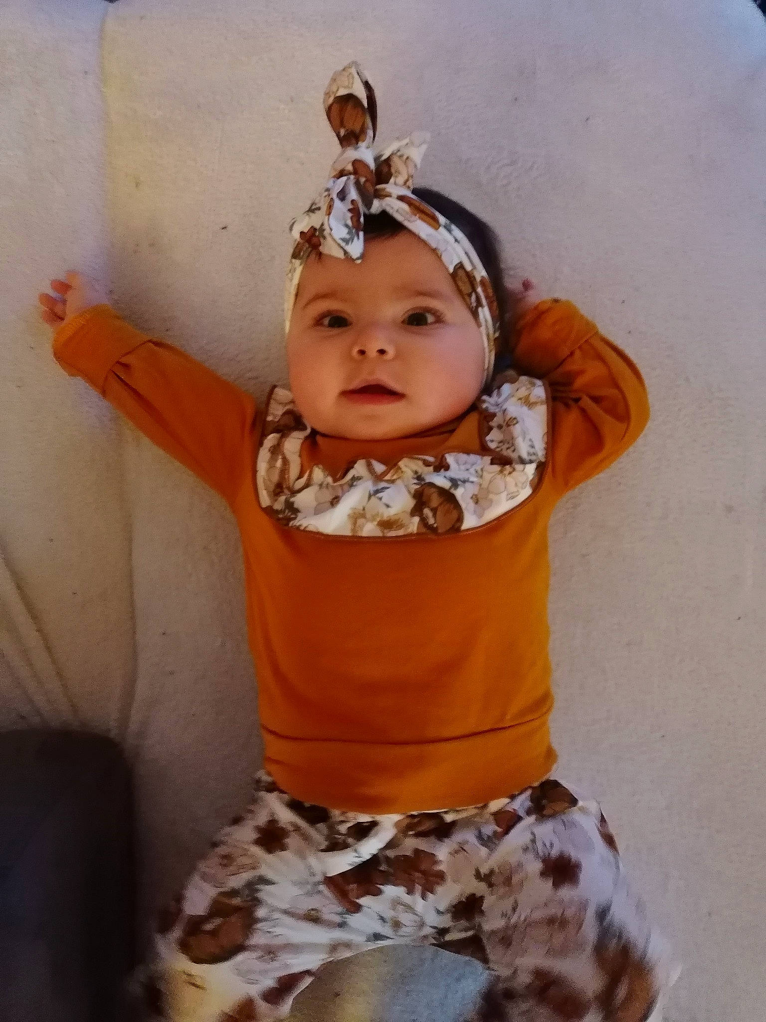 Aaliyah participe au concours pour gagner de l'argent avec cette photo : abdomen, baby, baby_toddler_clothing, chest, happy, headband, headpiece, headwear, human_leg, neck, person, pink, shorts, sleeve, stomach, t_shirt, thigh, toddler, trunk, waist