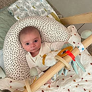 Malo participe au concours pour gagner de l'argent avec cette photo : baby, blanket, carpet, child, clothing, comfort, cushion, cute, face, floor, head, indoor, infant, looking, patterned_blanket, person, playtime, soft_toys, toy, wooden_play_gym