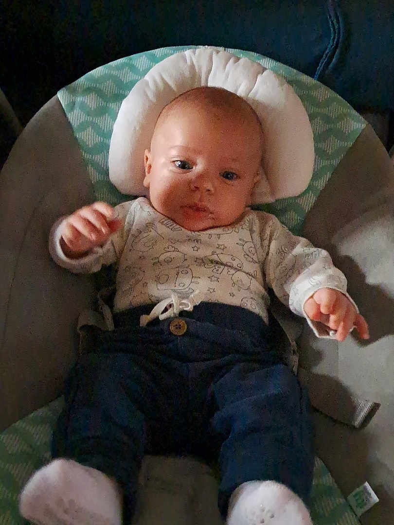 Andrea participe au concours pour gagner de l'argent avec cette photo : baby, infant, child, onesie, pants, socks, bouncer, baby_seat, head_support, face, eyes, hands, pillow, strap, indoor, portrait, cute, soft_lighting, adorable, clothing