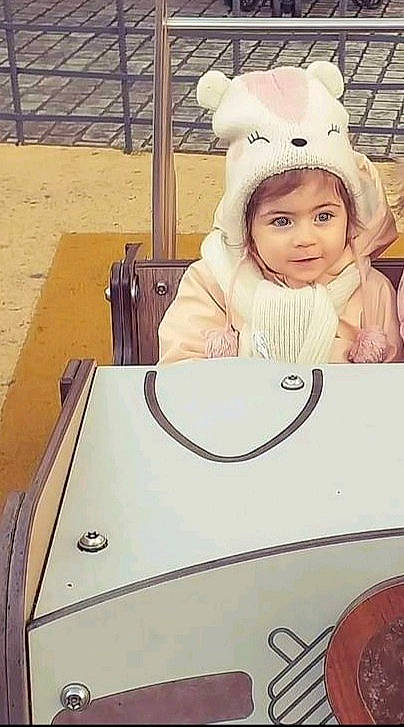 Coline participe au concours pour gagner de l'argent avec cette photo : baby, beanie, cap, eyelash, eyewear, fashion_accessory, flash_photography, font, fur, happy, headpiece, headwear, person, personal_protective_equipment, selfie, sitting, sleeve, technology, toddler, white