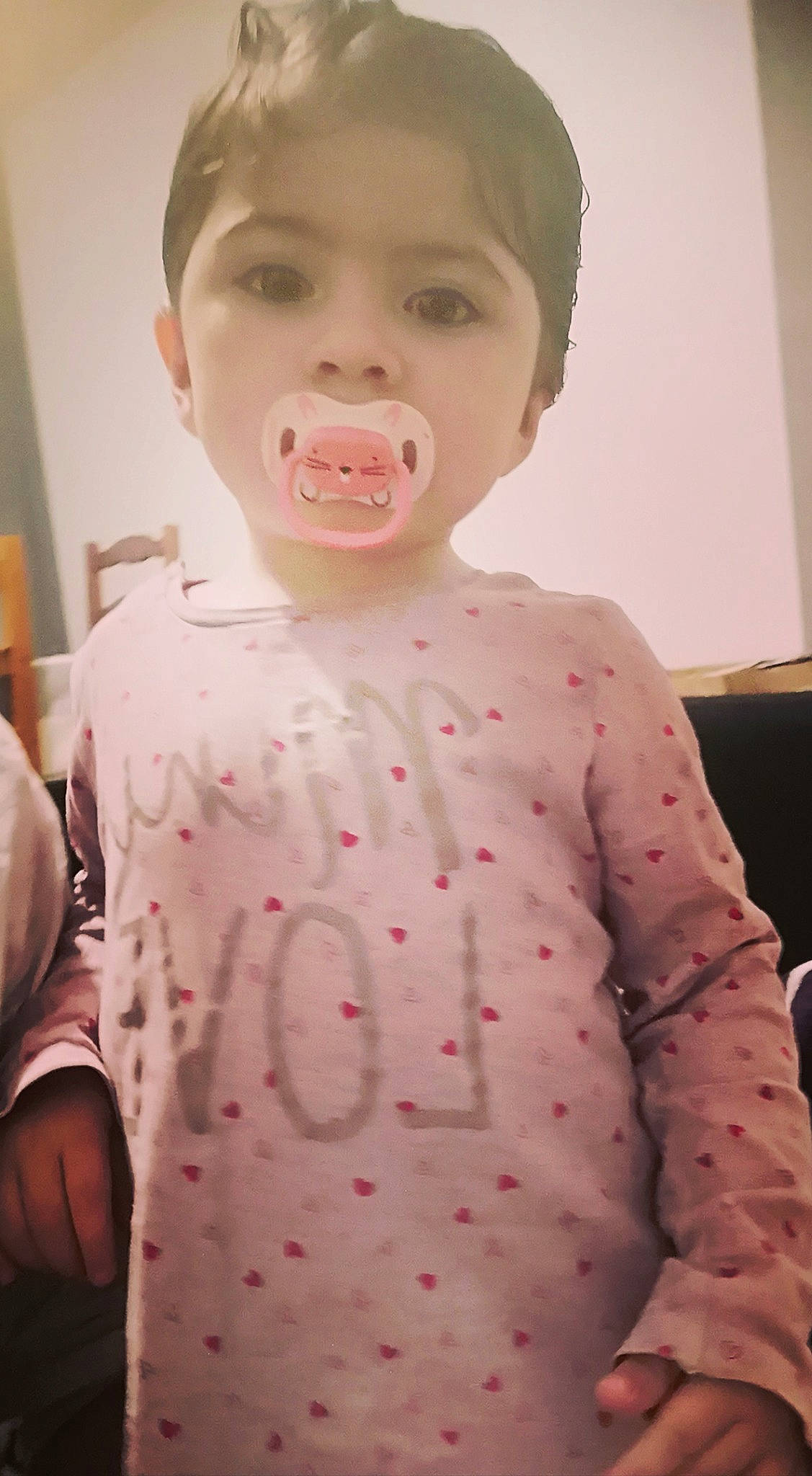 Coline a rejoint le concours — aidez-le/la à gagner de superbes lots ! baby, baby_toddler_clothing, cheek, child, comfort, eyelash, gesture, happy, lip, mouth, neck, nose, pattern, person, pink, room, skin, sleeve, t_shirt, textile