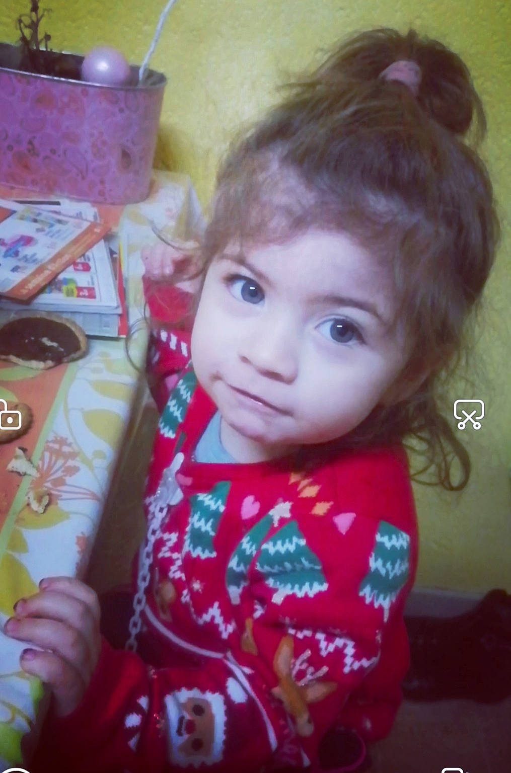 Coline a rejoint le concours — aidez-le/la à gagner de superbes lots ! baby, baby_toddler_clothing, bangs, brown_hair, cheek, child, eyelash, flowerpot, fun, happy, iris, lip, nose, pattern, person, pink, sitting, skin, sleeve, tableware