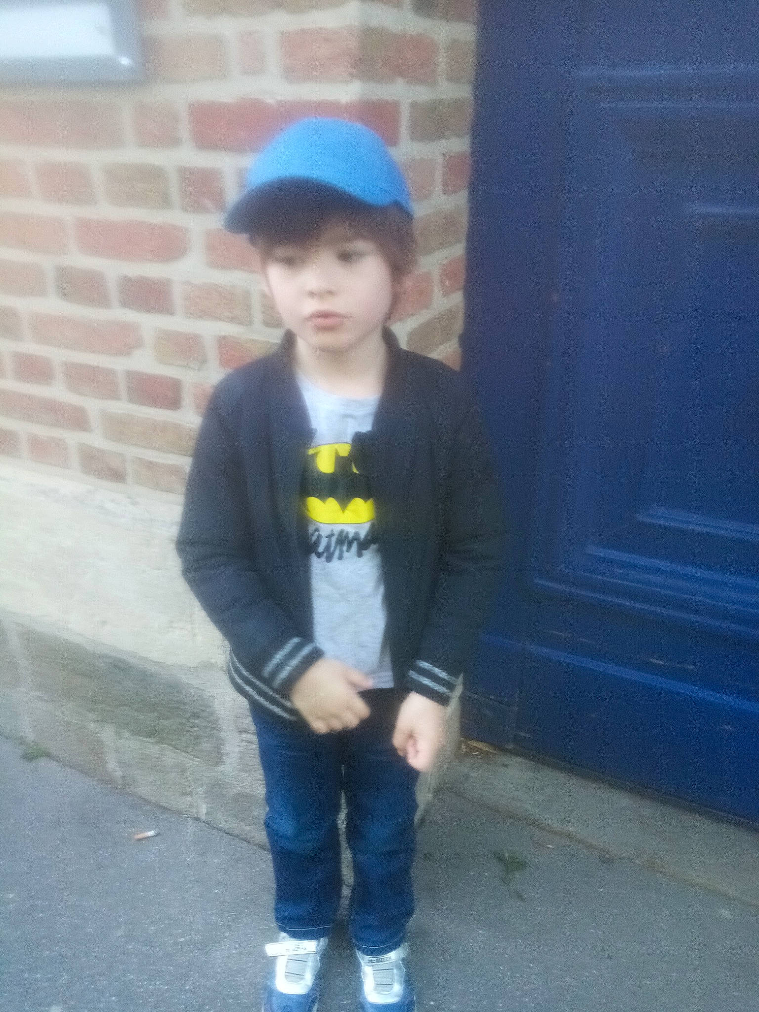 Alan participe au concours pour gagner de l'argent avec cette photo : cap, child, cool, denim, electric_blue, headwear, jacket, jeans, outerwear, person, photography, shoe, snapshot, standing, t_shirt, toddler