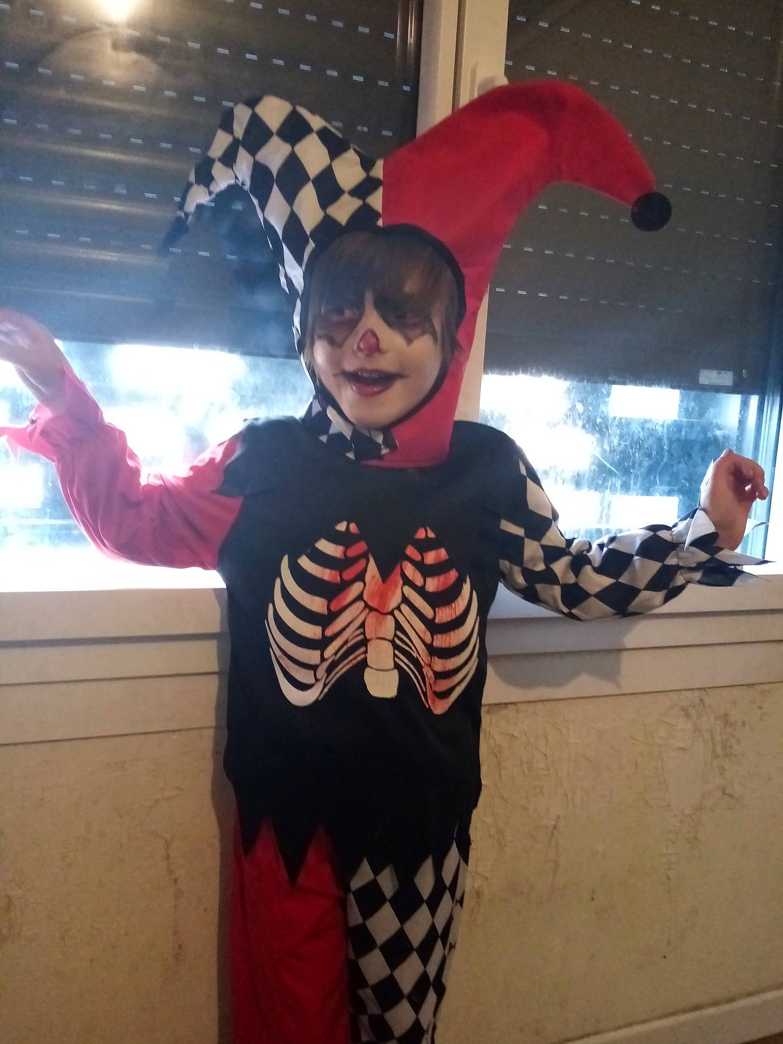 Alan a rejoint le concours — aidez-le/la à gagner de superbes lots ! costume, fictional_character, jester, person