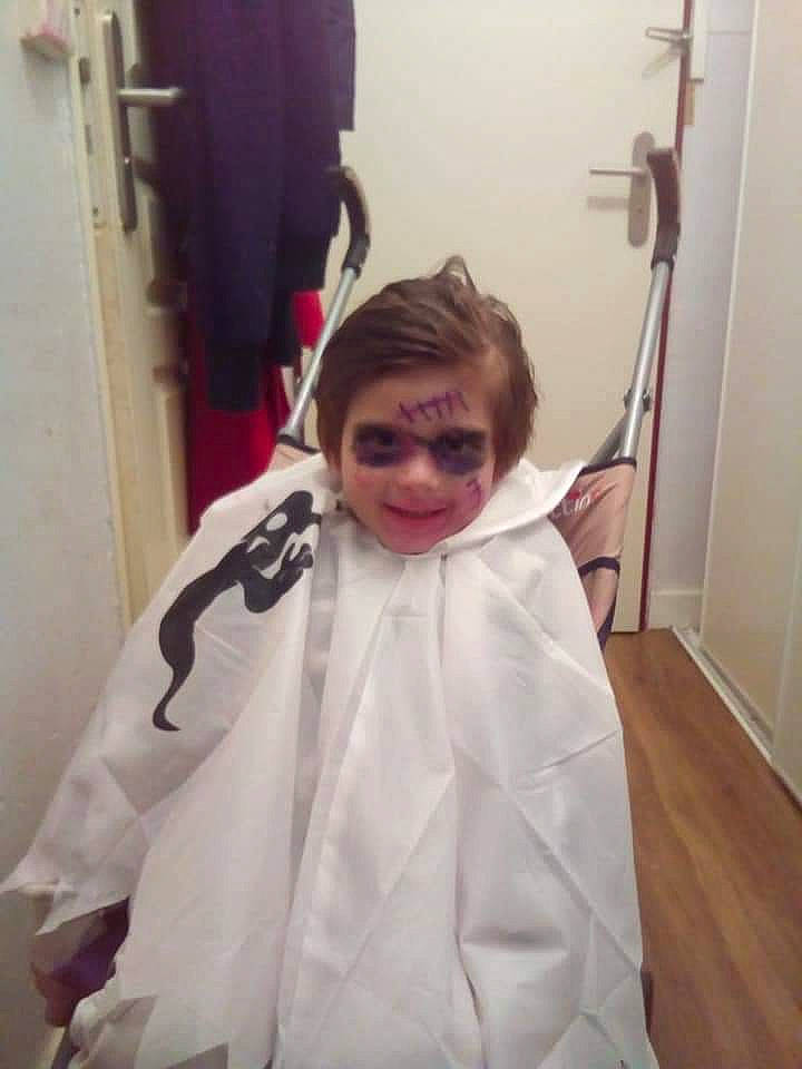 Alan a rejoint le concours — aidez-le/la à gagner de superbes lots ! costume, head, joy, person, room