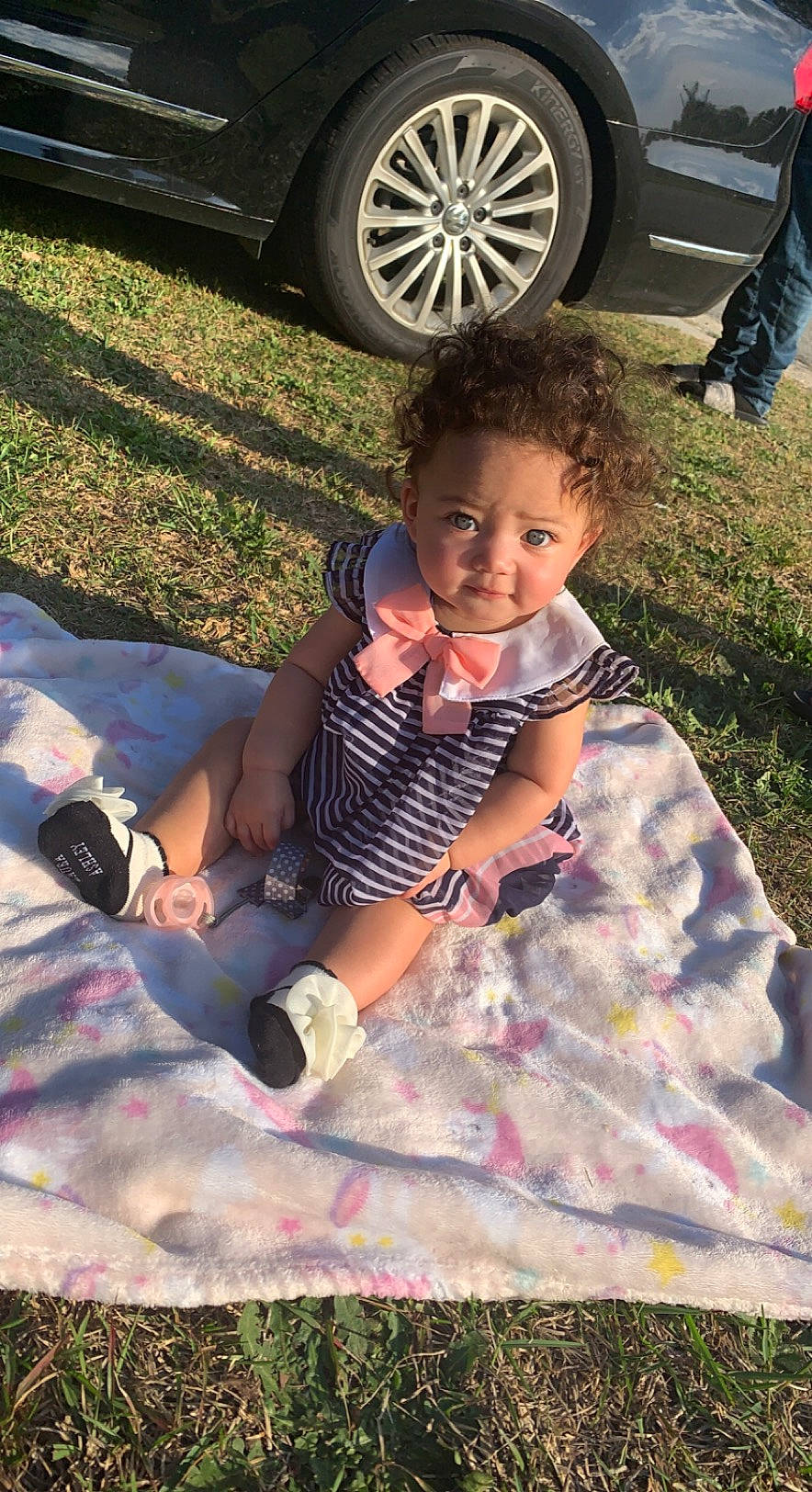 Iyamay is registered to the contest to win money with this photo: alloy_wheel, automotive_exterior, automotive_lighting, automotive_tire, bumper, car, grass, green, happy, leisure, light, mammal, people, person, shoe, sneakers, tire, toddler, vehicle_door, vertebrate