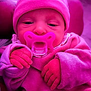 Lyna a rejoint le concours — aidez-le/la à gagner de superbes lots ! baby, infant, pacifier, pink, hat, clothing, hand, face, newborn, cute, sleepy, portrait, cozy, soft, child, indoors, closeup, skin, warm, resting