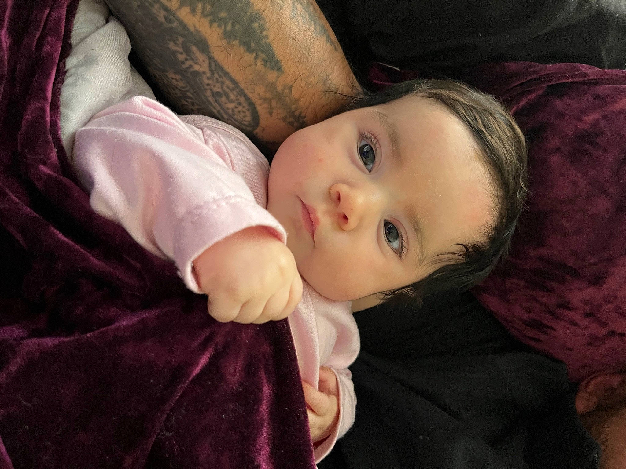 Mía Justina is registered to the contest to win money with this photo: brown_hair, cheek, child, comfort, eyelash, flash_photography, fur, happy, hat, human_body, lip, magenta, nose, outerwear, person, sitting, skin, smile, toddler, tree