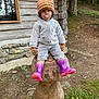 Izué a rejoint le concours — aidez-le/la à gagner de superbes lots ! child, cozy, curious, forest, gloves, hat, log_cabin, mushroom, nature, outdoor, pacifier, playful, pom_pom, purple_boots, rain_boots, rustic, sitting, toddler, winter_clothing, wooden_sculpture