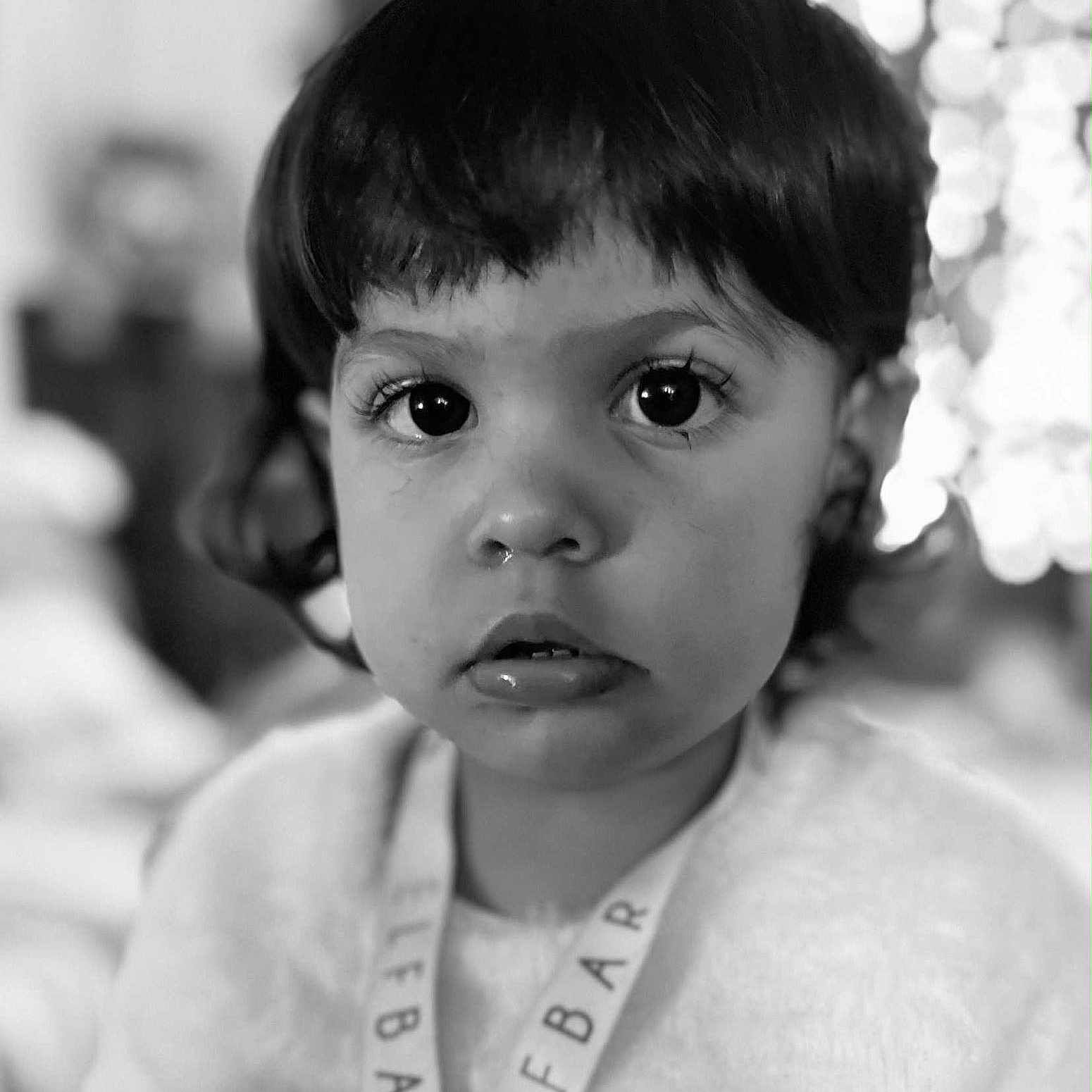 Izué a rejoint le concours — aidez-le/la à gagner de superbes lots ! black_and_white, child, close_up, clothing, curious, curly_hair, cute, expression, face, headshot, indoors, innocent, lanyard, large_eyes, monochrome, person, portrait, soft_focus, toddler, young