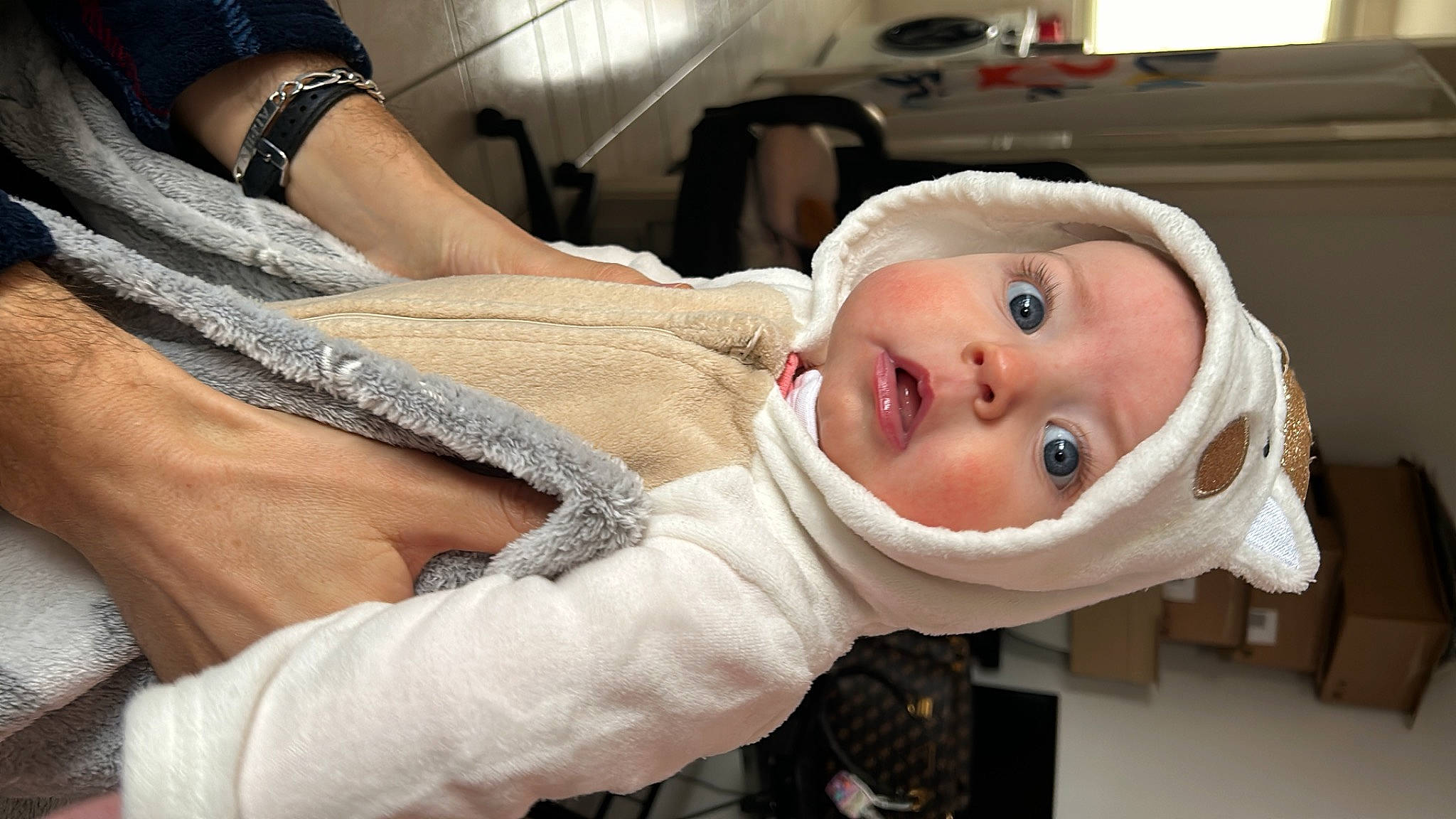 Iris a rejoint le concours — aidez-le/la à gagner de superbes lots ! auto_part, baby, baby_products, cheek, chest, child, comfort, eyelash, fur, gesture, hat, headwear, health_care, hospital, linens, person, personal_protective_equipment, service, sleeve, surprise