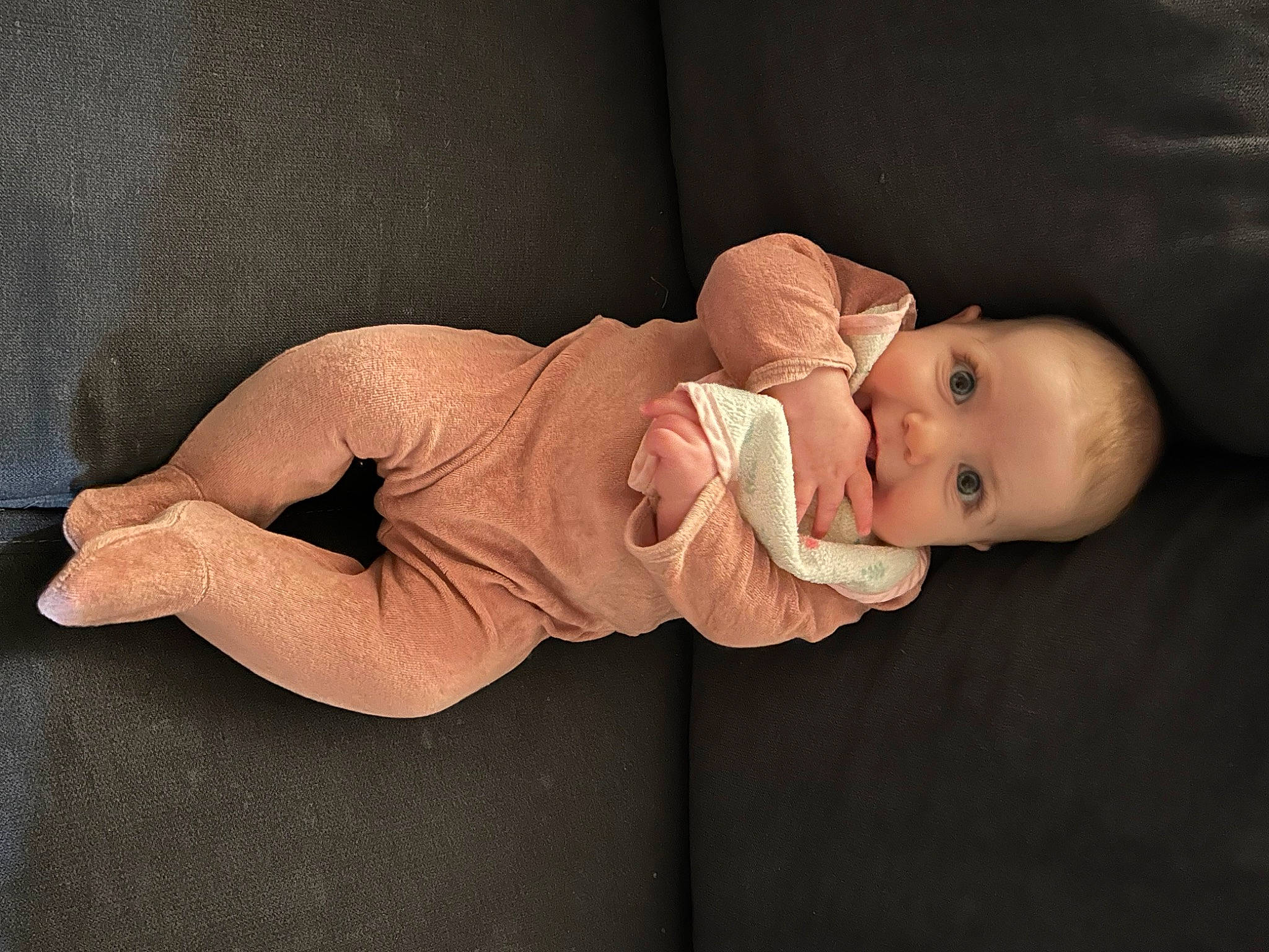 Iris participe au concours pour gagner de l'argent avec cette photo : baby, baby_toddler_clothing, child, comfort, elbow, flash_photography, foot, hat, headgear, human_body, human_leg, knee, leg, linens, person, sitting, sleeve, thigh, toddler, wood