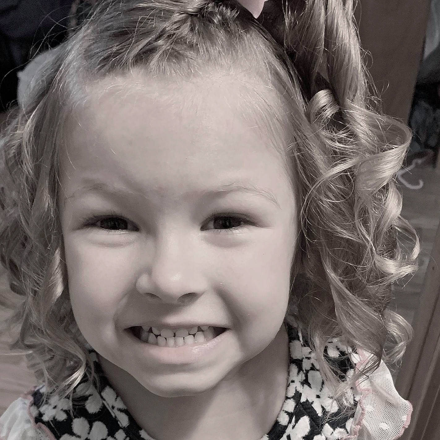 Layla is registered to the contest to win money with this photo: cheek, chin, daytime, eye, eyebrow, eyelash, face, facial_expression, hair, hairstyle, head, joy, lip, mouth, nose, organ, person, photograph, skin, smile