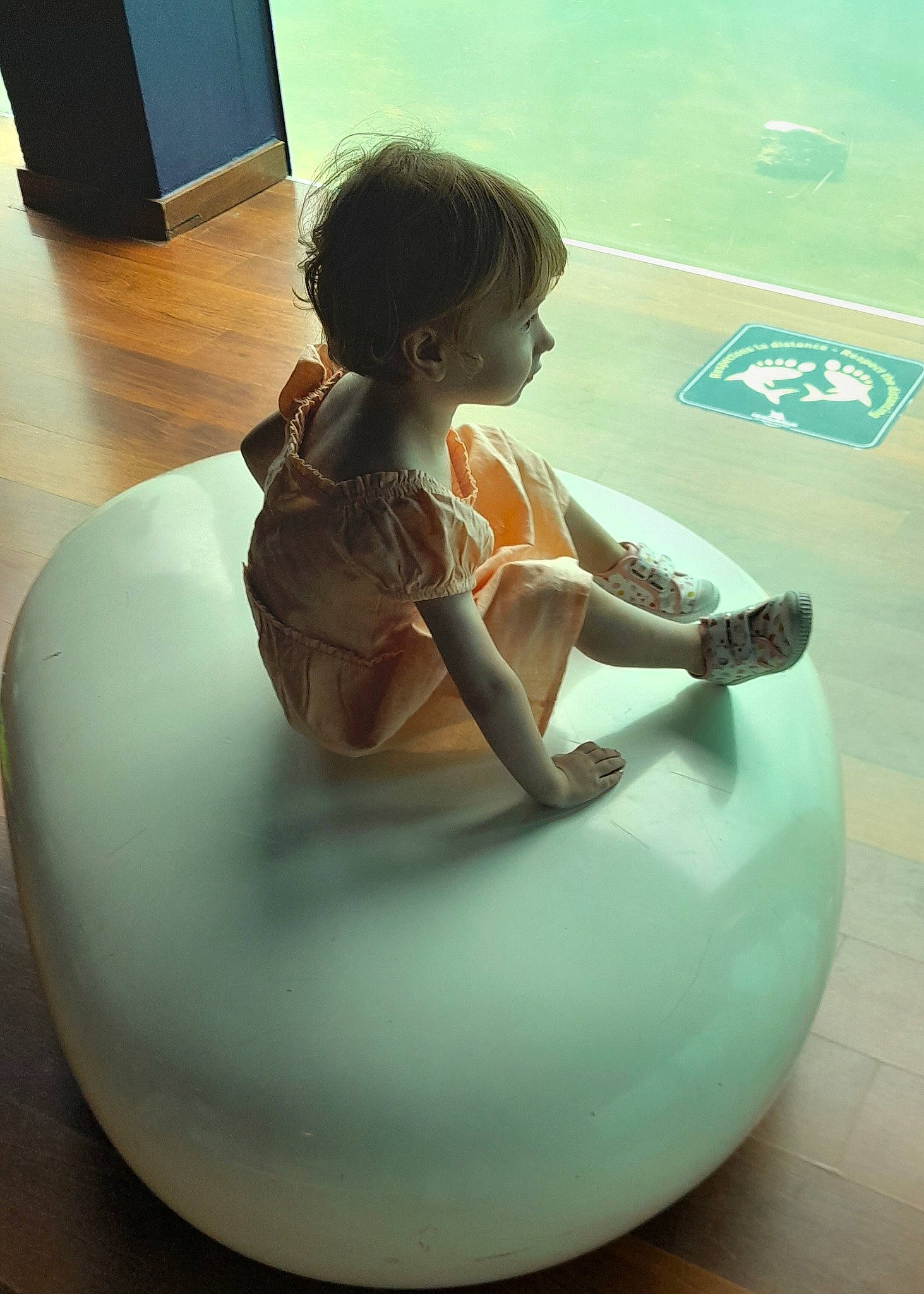 Océane participe au concours pour gagner de l'argent avec cette photo : automotive_wheel_system, baby, balance, child, circle, cleanliness, comfort, floor, flooring, fun, human_leg, knee, leg, leisure, person, play, recreation, room, sitting, thigh